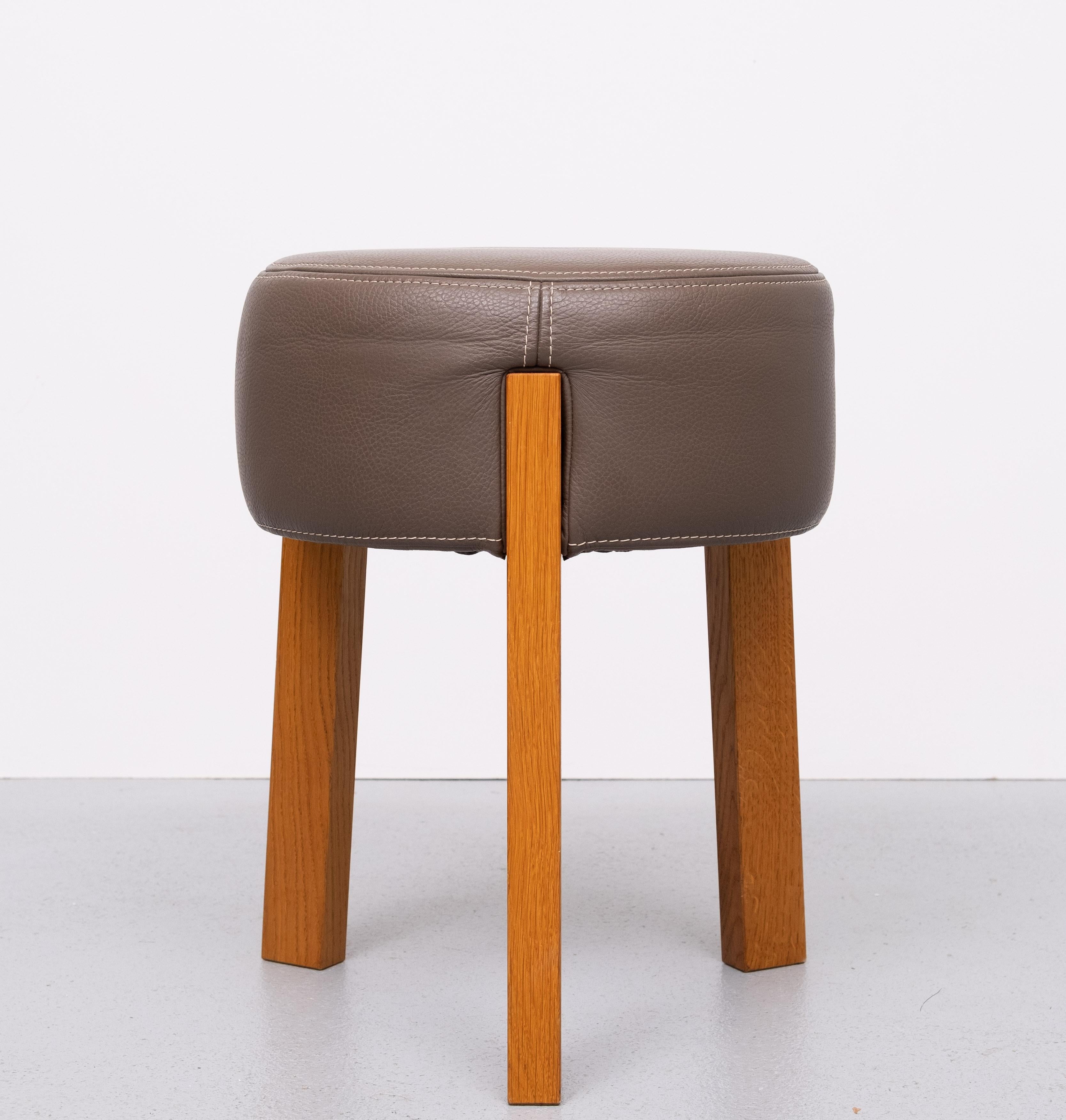 Pouf o sgabello di ottima fattura .3 gambe in Oak massiccio integrate nel Pouf 
Pelle marrone di alta qualità  tappezzeria . Buone condizioni. 