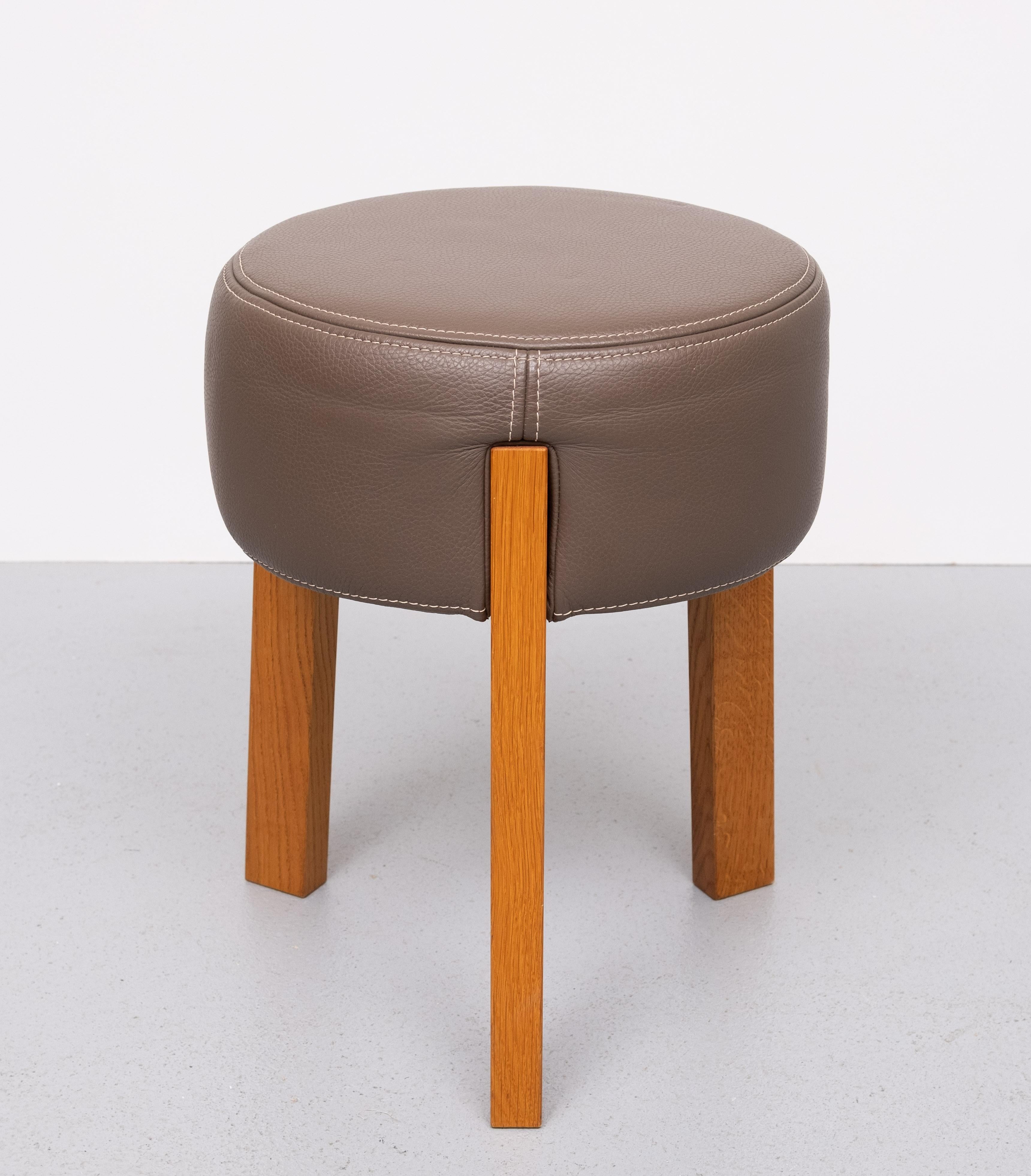 Moderno Pouf in pelle di alta qualità  3 gambe Oak  1990s in vendita