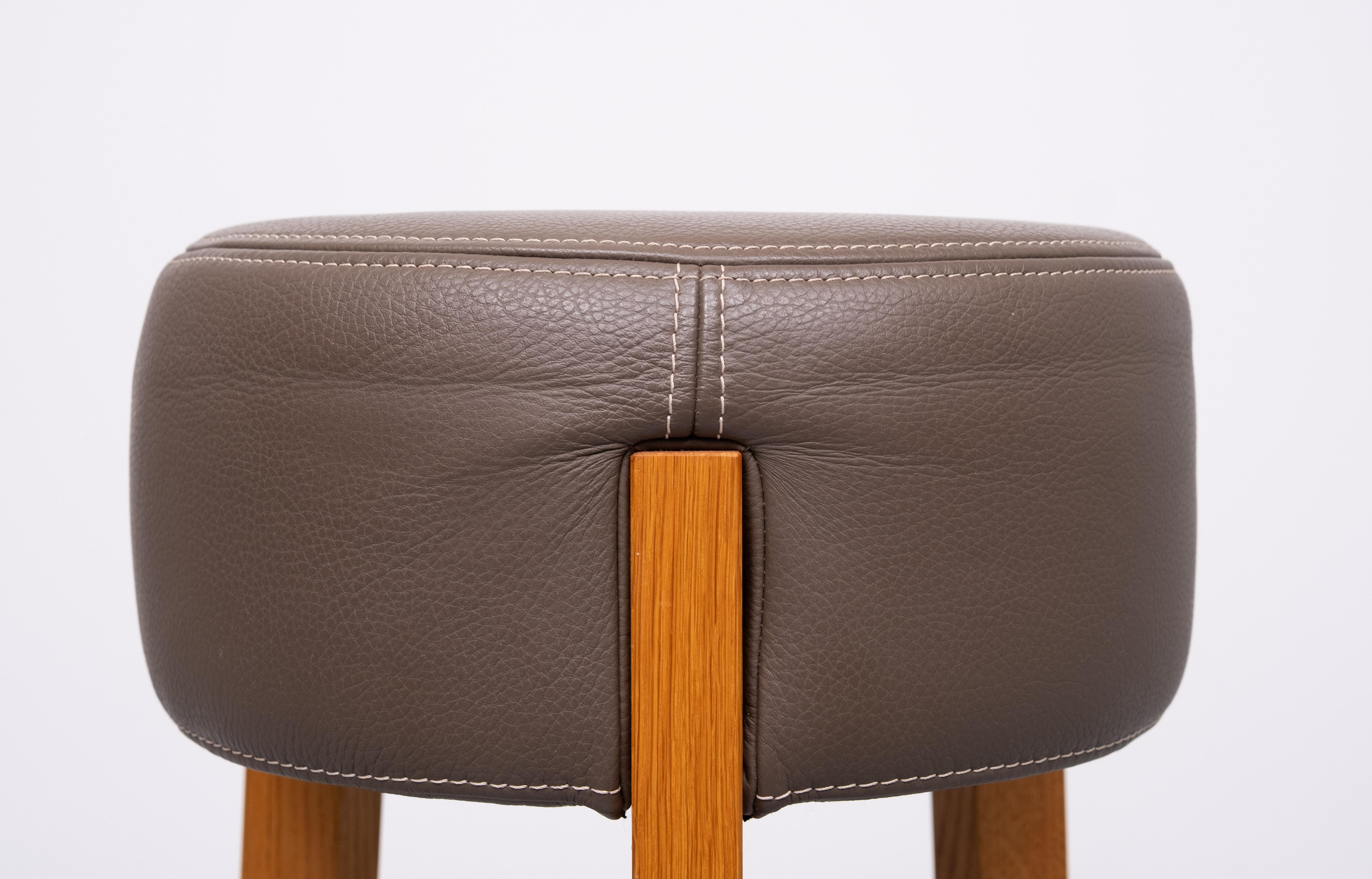 Italiano Pouf in pelle di alta qualità  3 gambe Oak  1990s in vendita