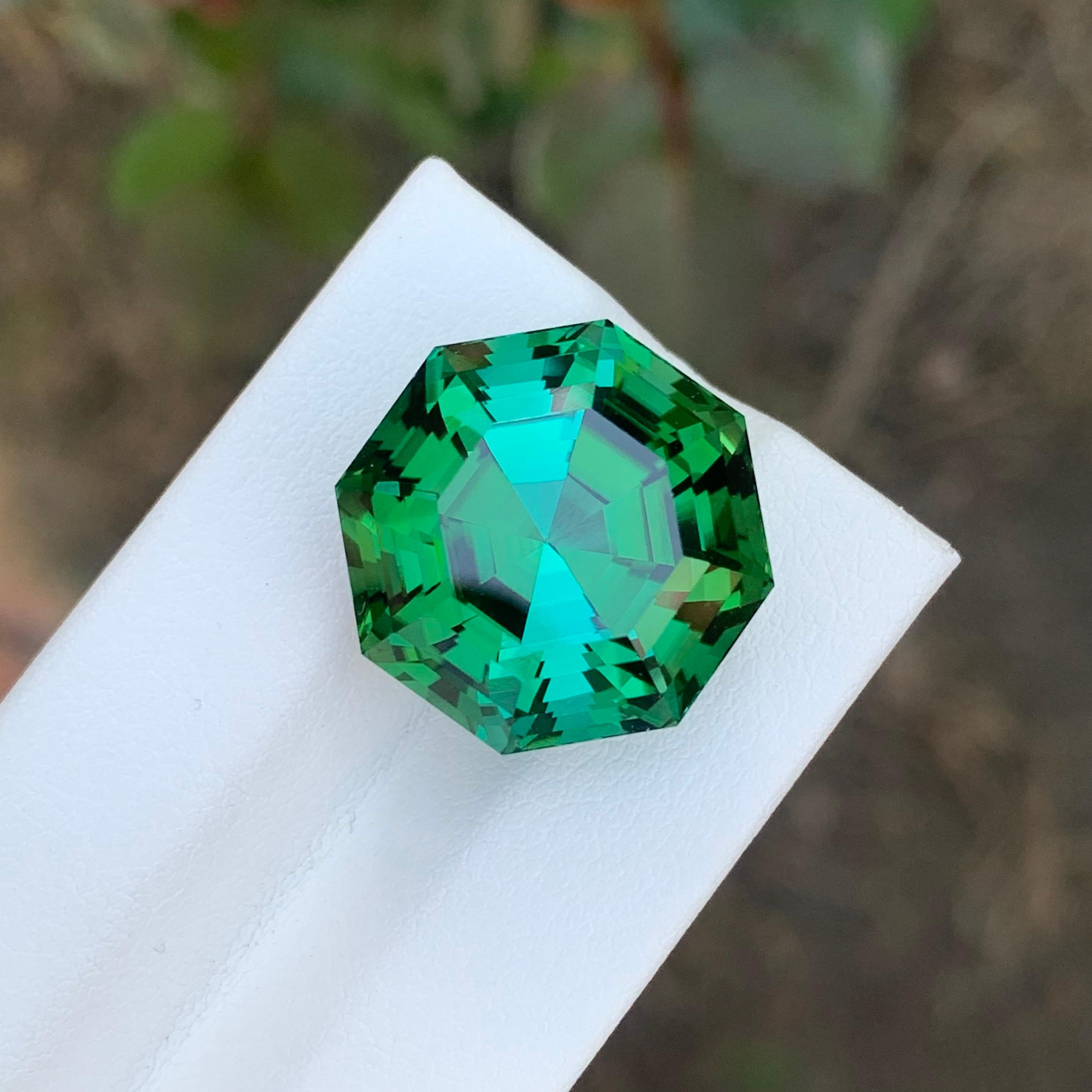Arts and Crafts Tourmaline verte naturelle pure de 26,05 carats de qualité supérieure en vente