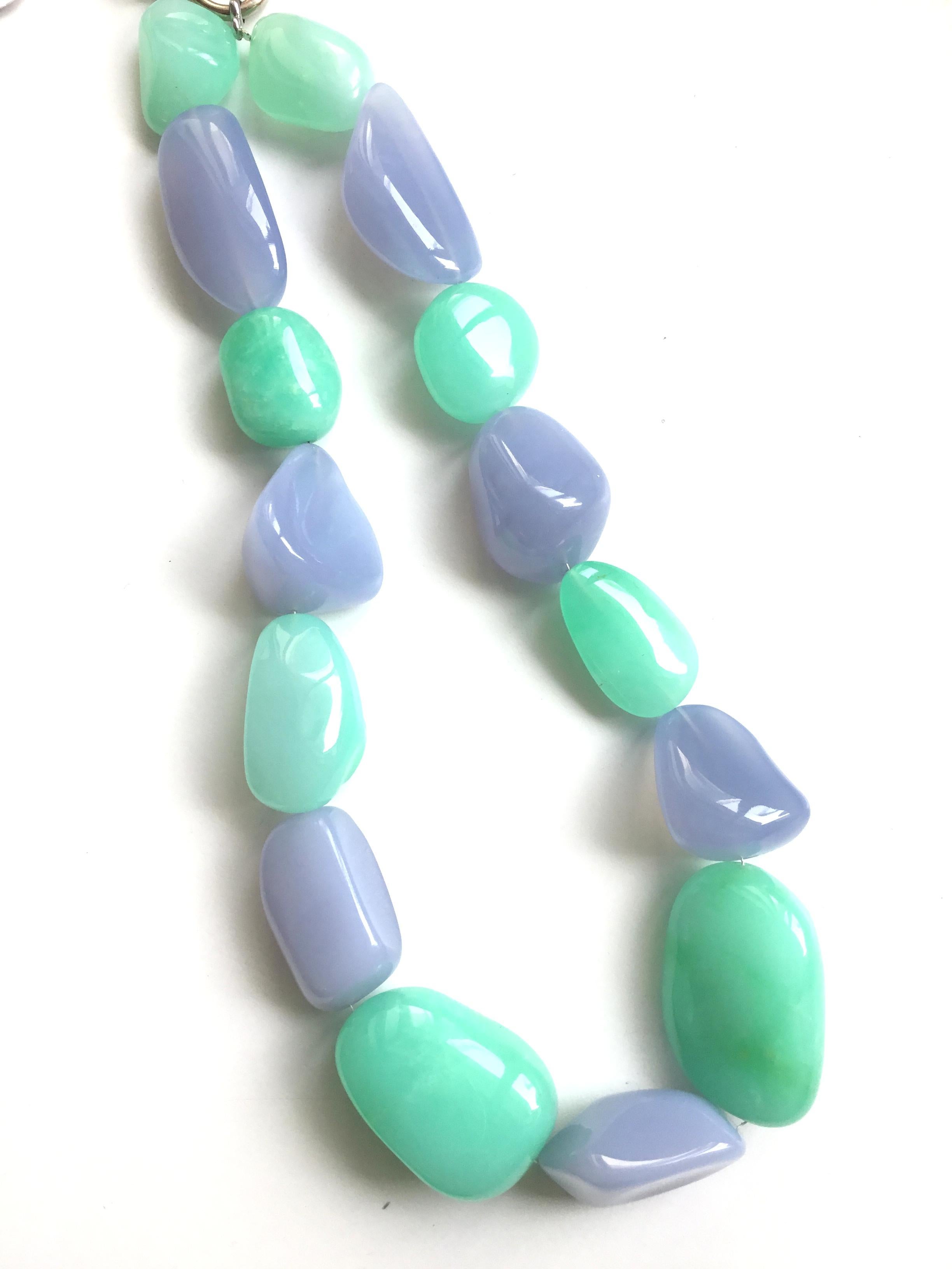 Top Quality Mix Chalcedoney & Chrysoprase Tumbled Natural Gemstone Necklace 
Size : 10 x 15 TO 20 x 25 MM Beads
Weight : 1141.90 Carats
Length Of Necklace : 16 Inches