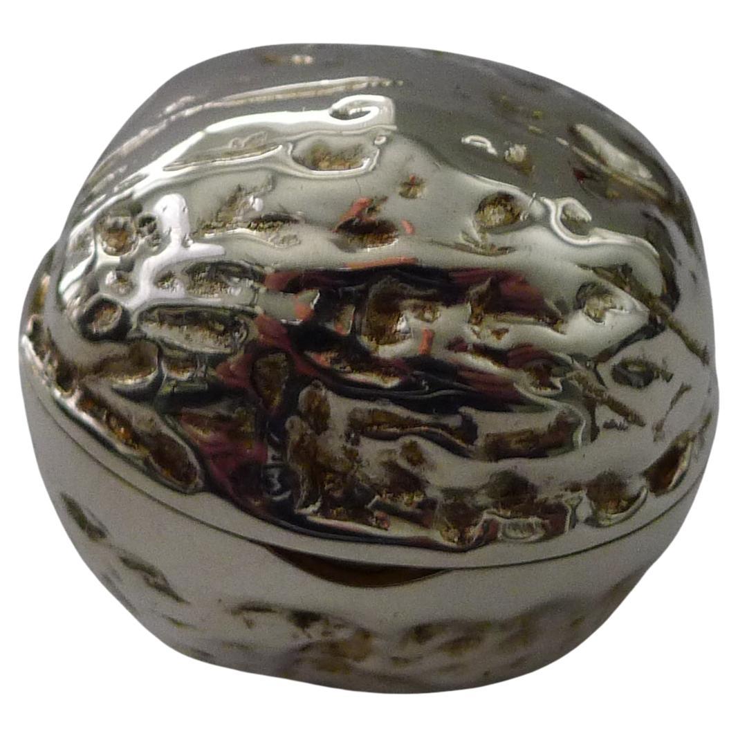 Top Quality Modernist Walnut Pill Box In English Sterling Silver - 1985 For Sale