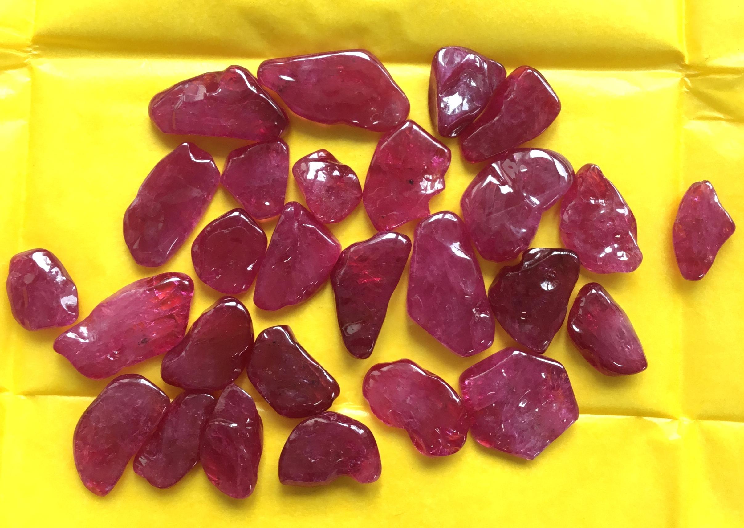Burattato Top Quality Mozambique Ruby Natural Plain Tumble Gemstone per la creazione di gioielli in vendita