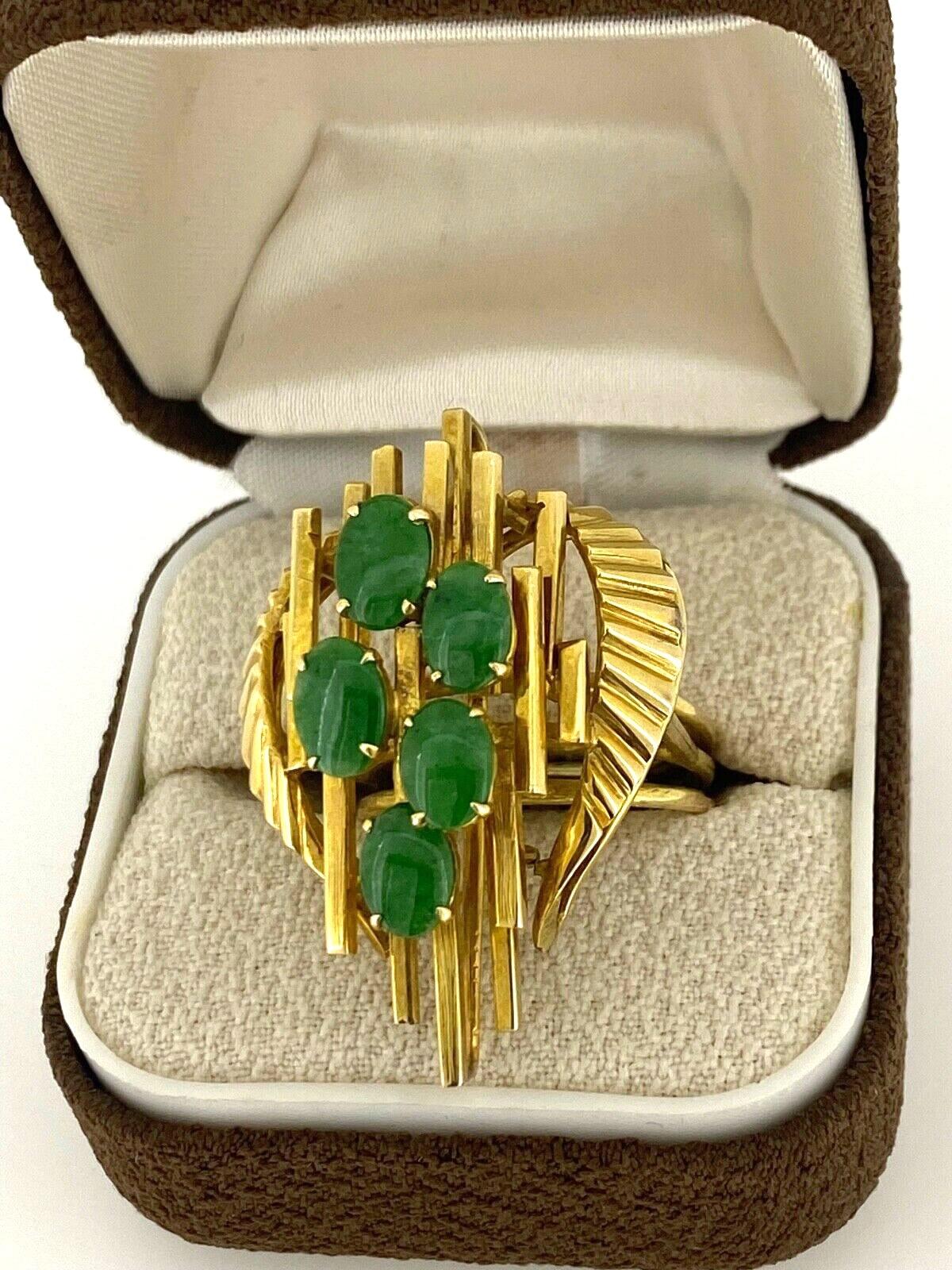 Mit atemberaubendem Blattmotiv, 
Dieser Clusterring ist aus Gelbgold gefertigt und von höchster Qualität,  
mit einer Ansammlung von Jadeites von höchster Qualität, 
eine Blüte bildend

~

Aufwendig gestaltet mit 5 natürlichen Jadeites, 
von