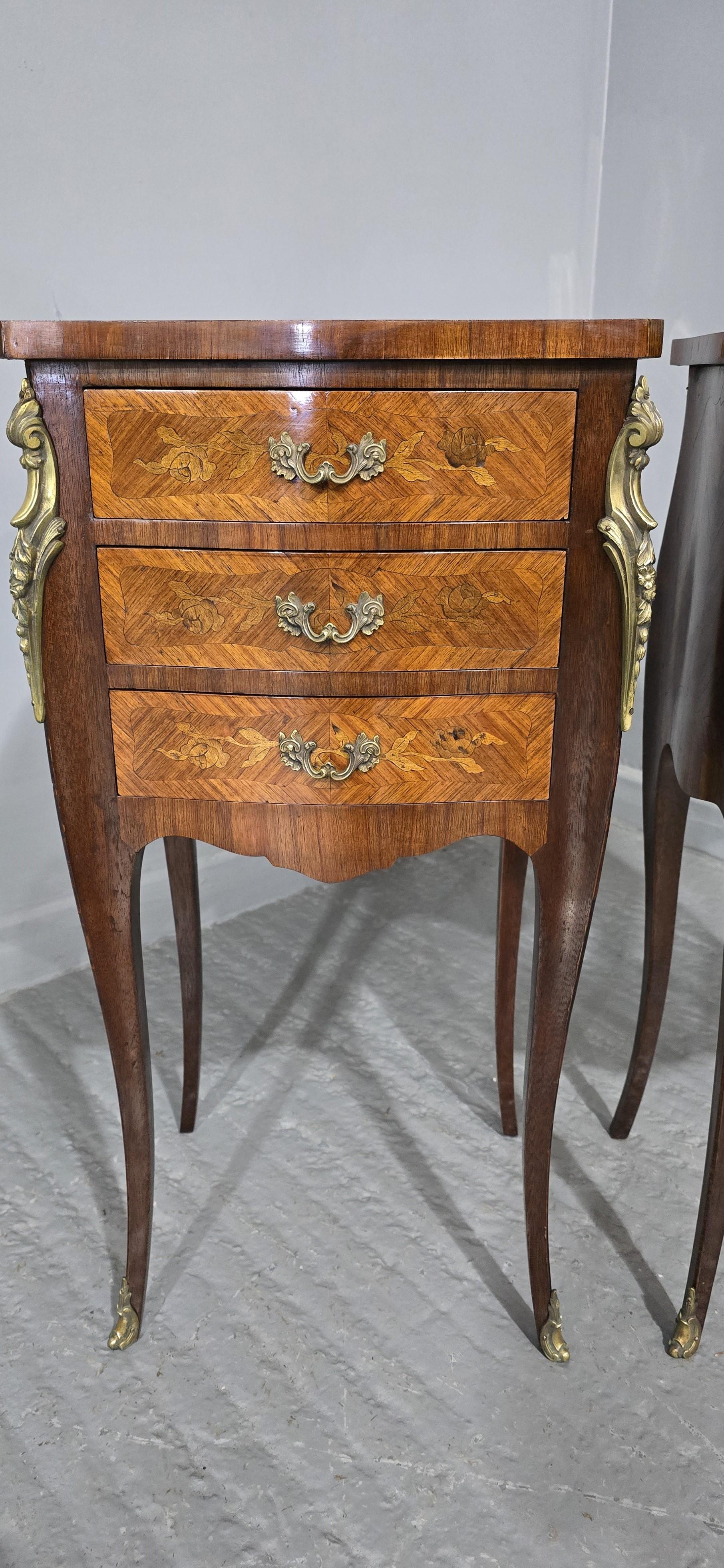 Très bonne paire de commodes de chevet à trois tiroirs en marqueterie française, avec des montures et des poignées en bronze doré, en excellent état.

28.5