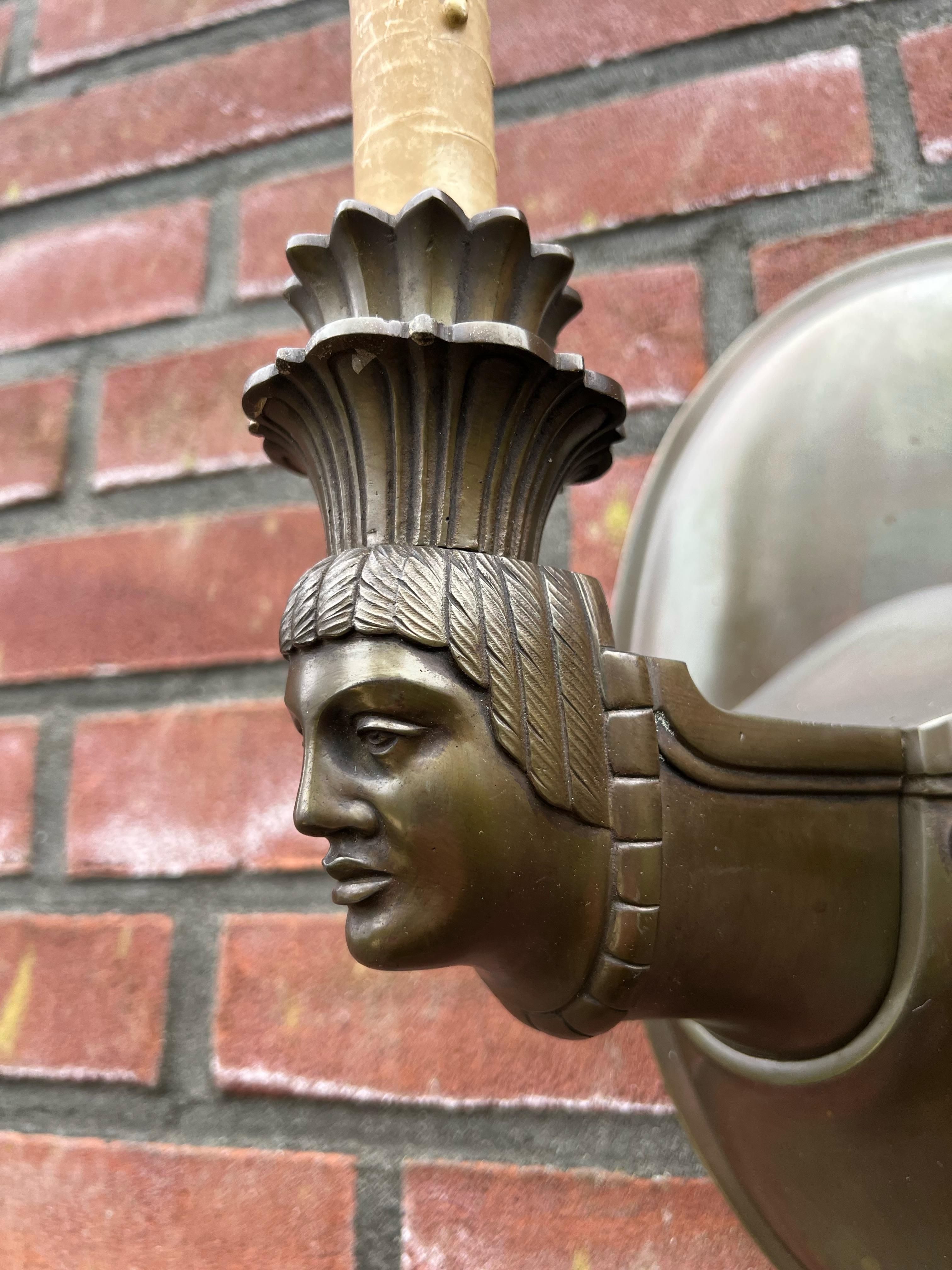 Ein Paar skulpturale Art-Déco-Wandleuchter aus Bronze in hochwertiger Qualität mit zwei Leuchten im Angebot 11