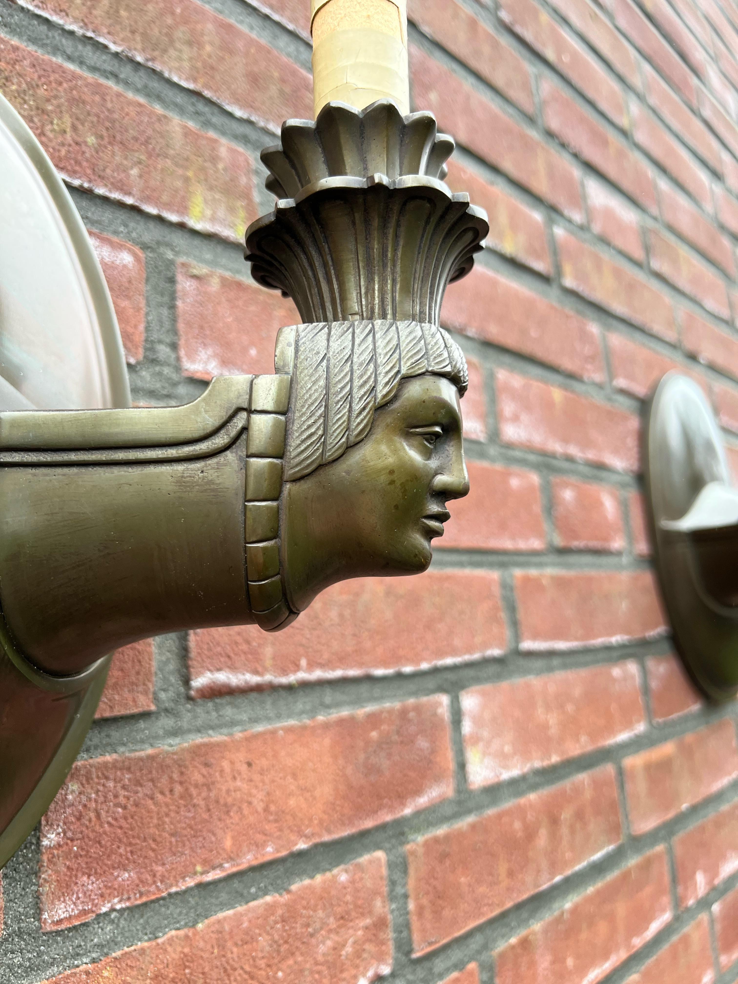 Ein Paar skulpturale Art-Déco-Wandleuchter aus Bronze in hochwertiger Qualität mit zwei Leuchten im Angebot 12