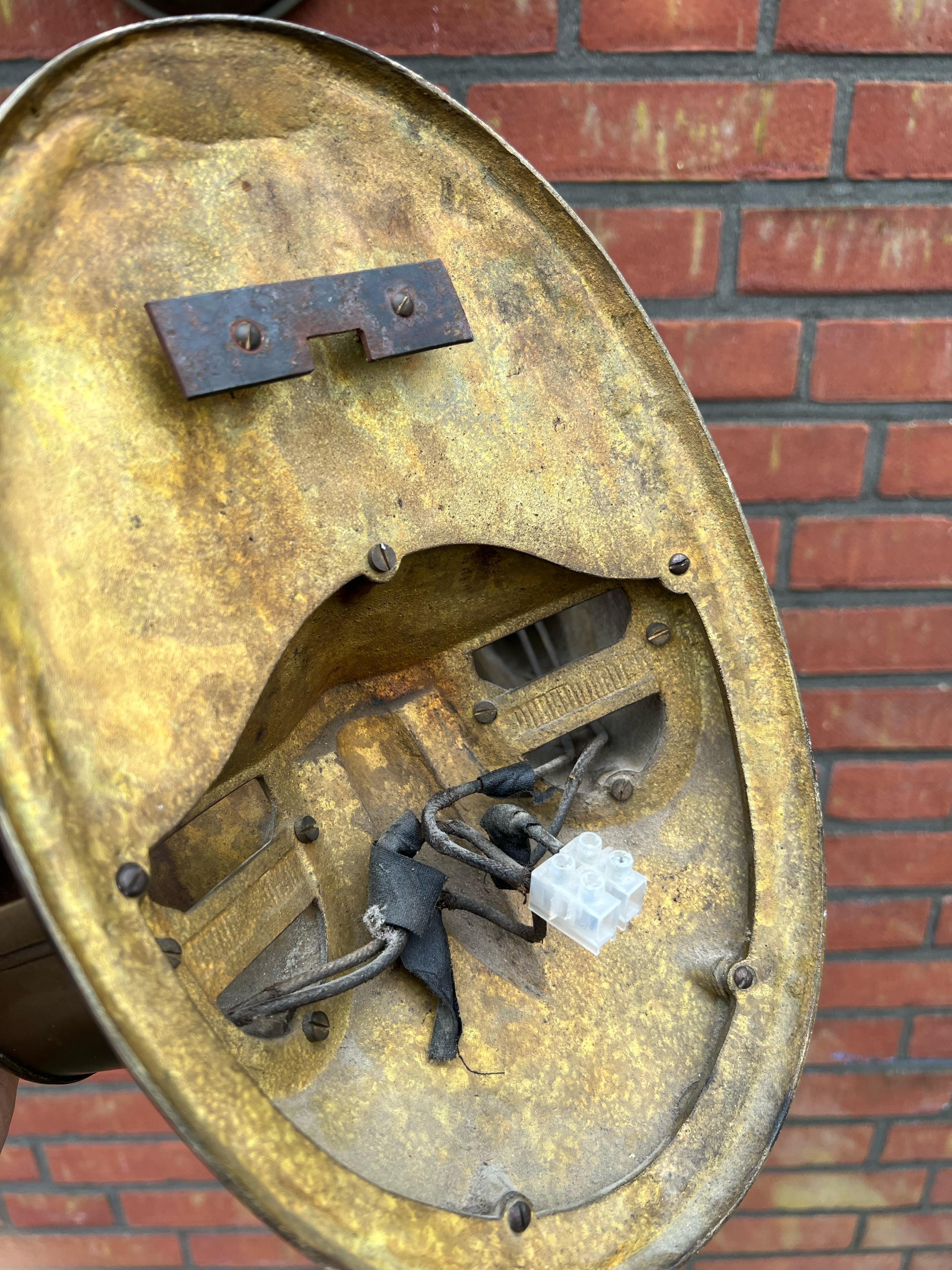 Top Quality Pair of Two-Light Art Deco Sculptural Bronze Wall Sconces Lights In Excellent Condition For Sale In Lisse, NL