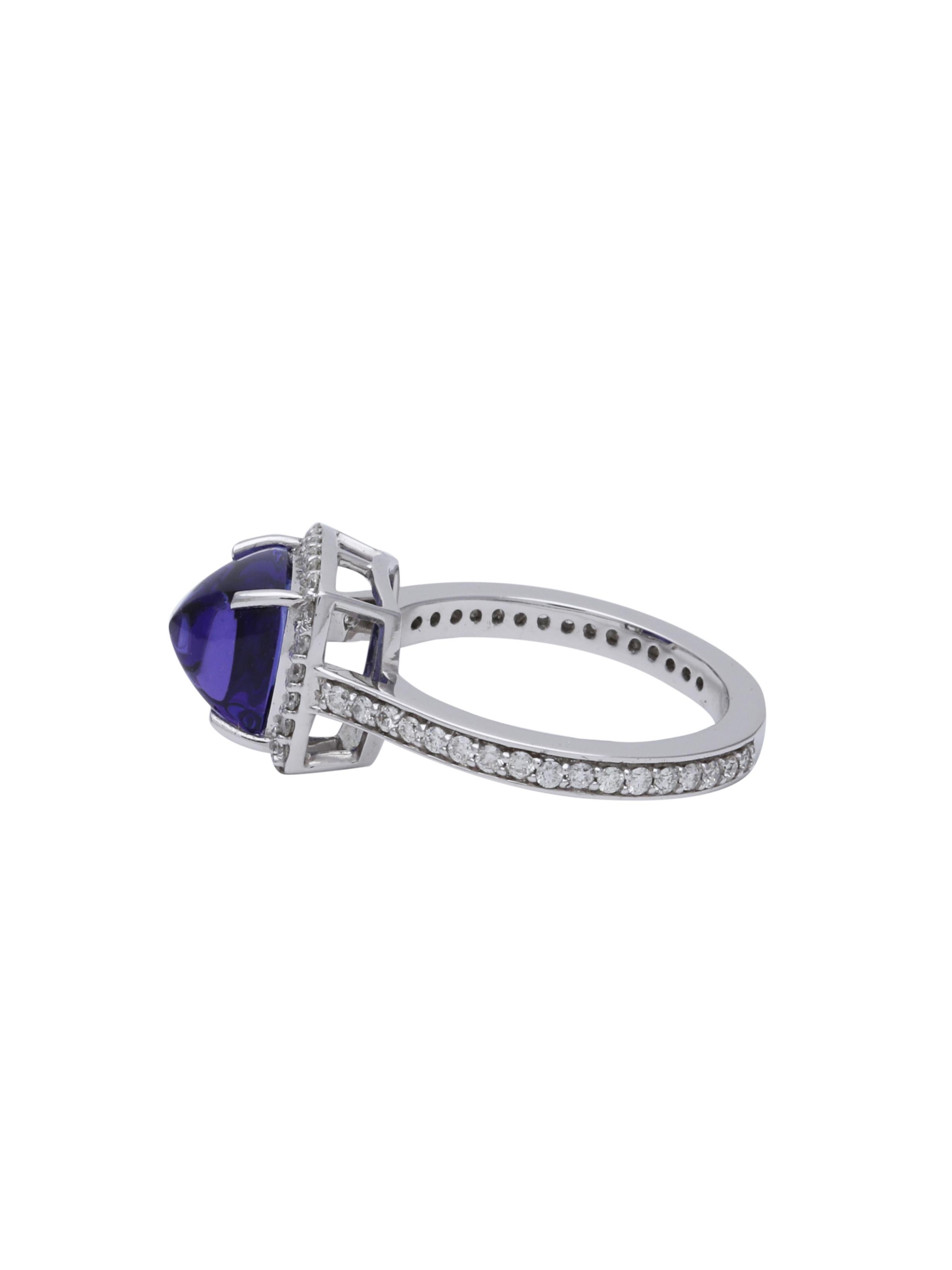 Modern Top Quality Tanzanite Sugarloaf Cabochon Ring with Diamonds in 18 Karat Gold For Sale