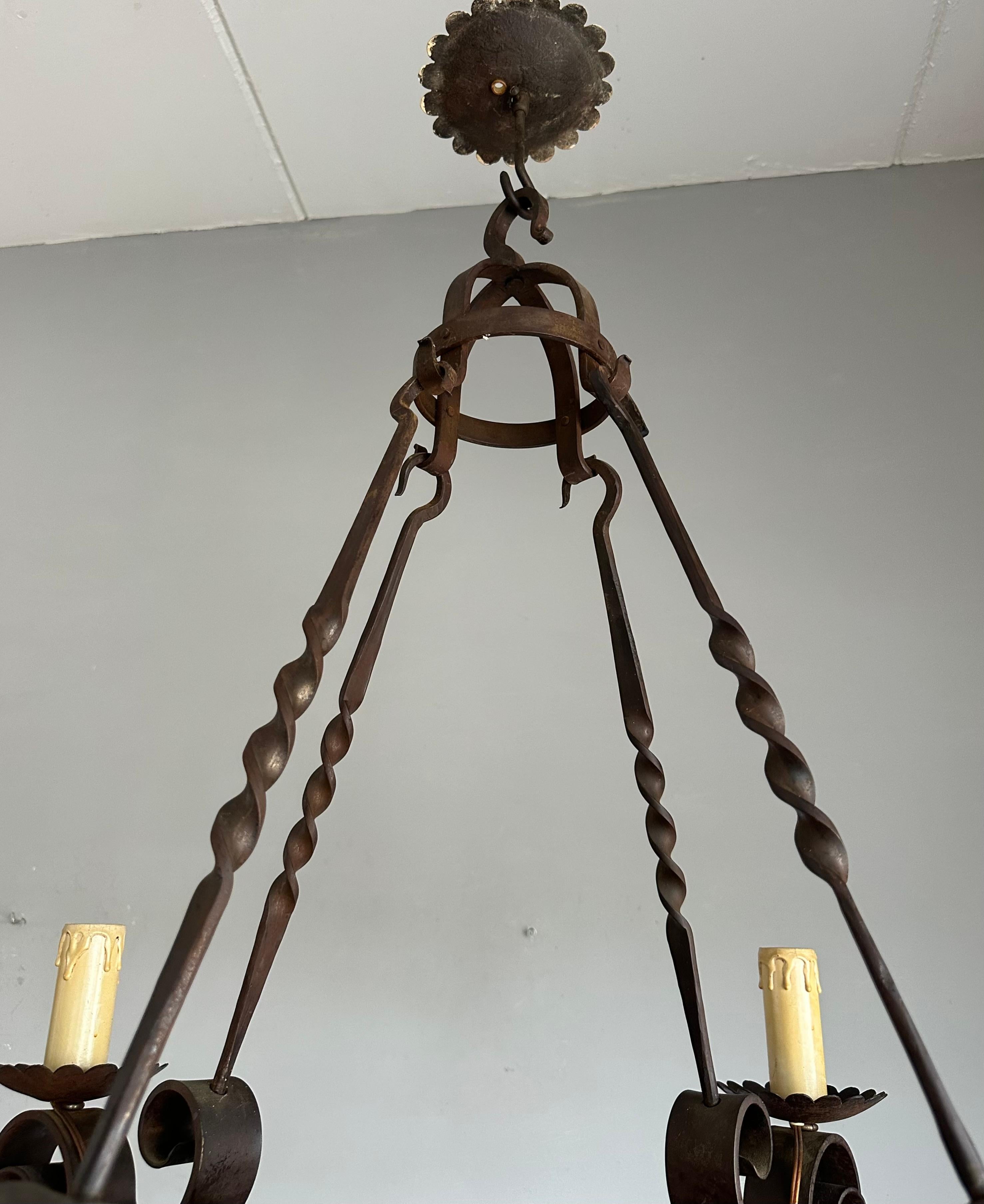 Lampadario a quattro luci di qualità Tudor Revival realizzato a mano in Oak e Ferro Battuto in vendita 3