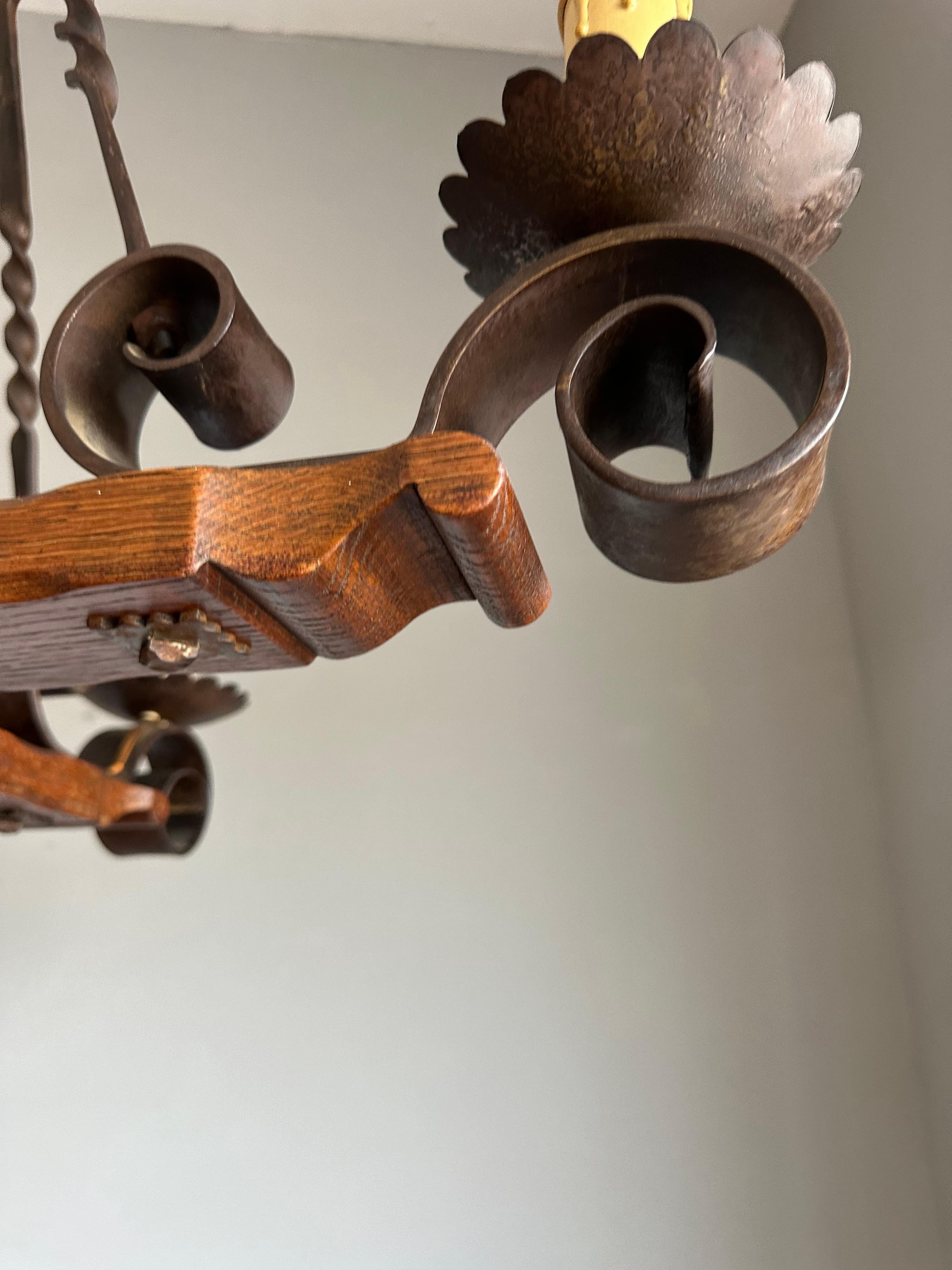 Lampadario a quattro luci di qualità Tudor Revival realizzato a mano in Oak e Ferro Battuto in vendita 4