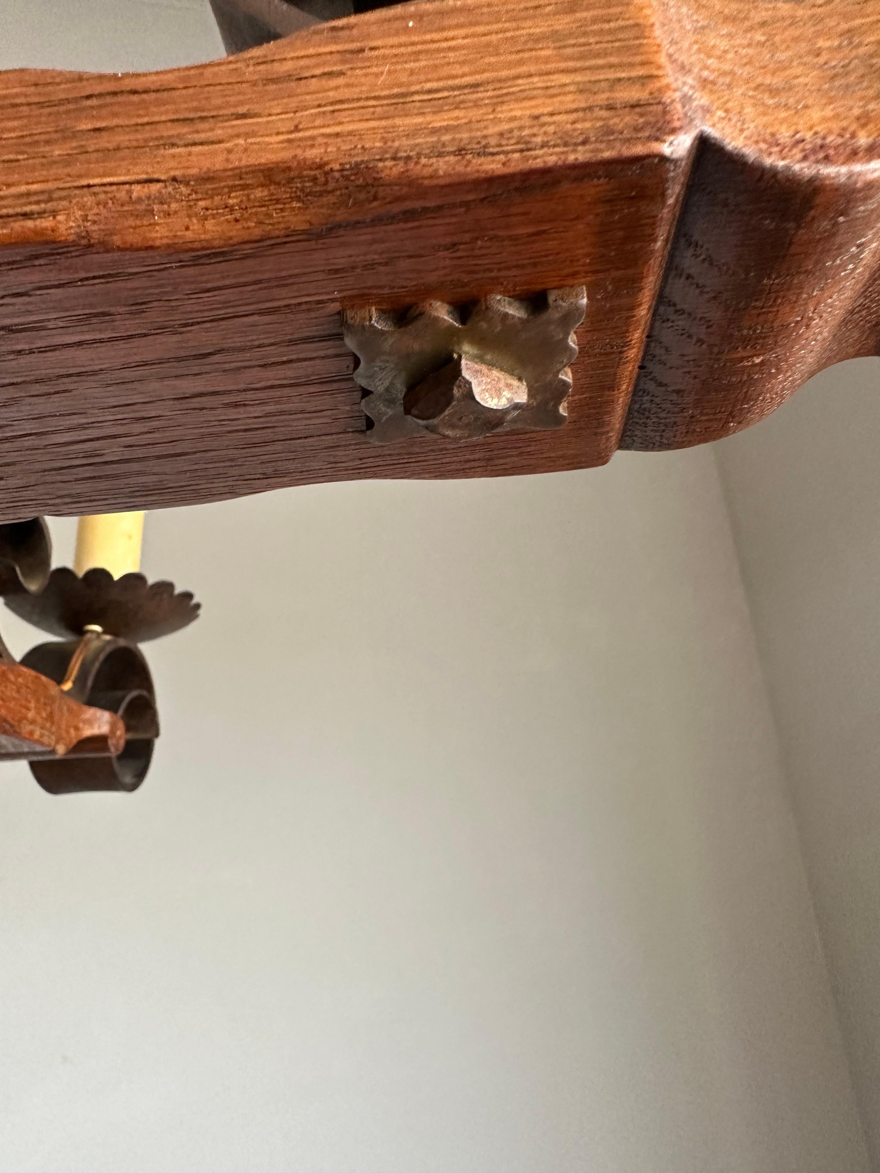 Lampadario a quattro luci di qualità Tudor Revival realizzato a mano in Oak e Ferro Battuto in vendita 5