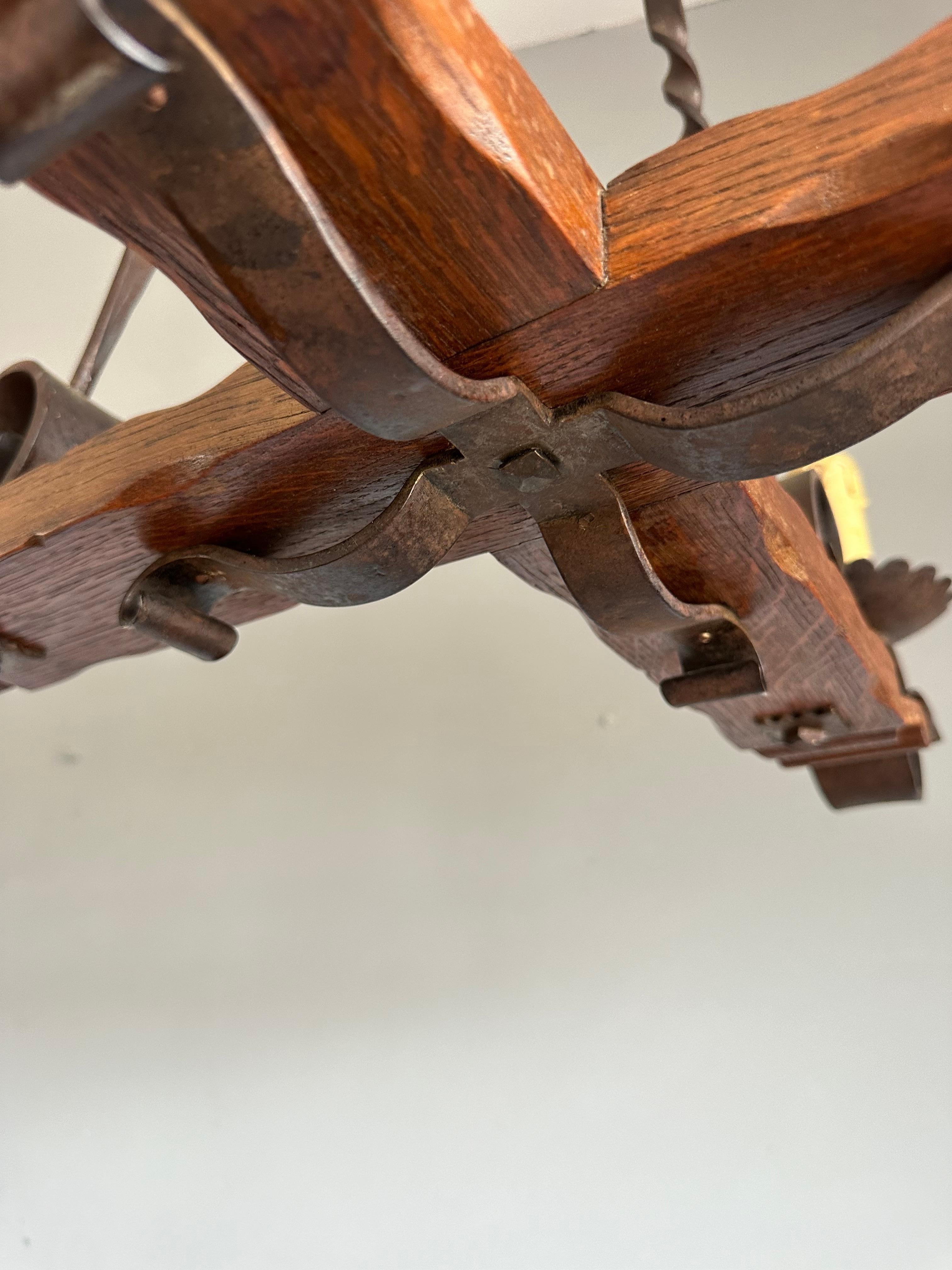 Lampadario a quattro luci di qualità Tudor Revival realizzato a mano in Oak e Ferro Battuto in vendita 6