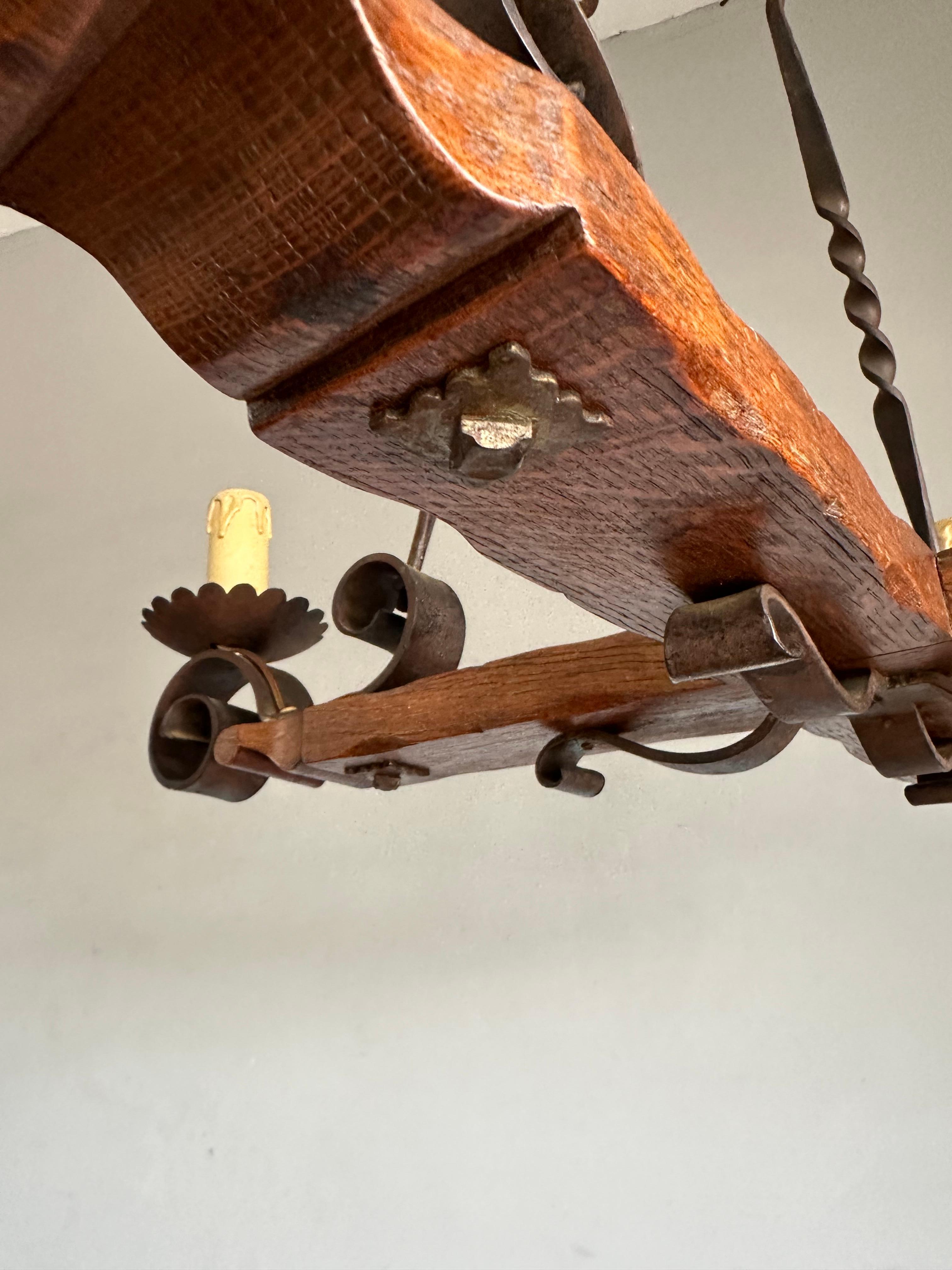 Lampadario a quattro luci di qualità Tudor Revival realizzato a mano in Oak e Ferro Battuto in vendita 7