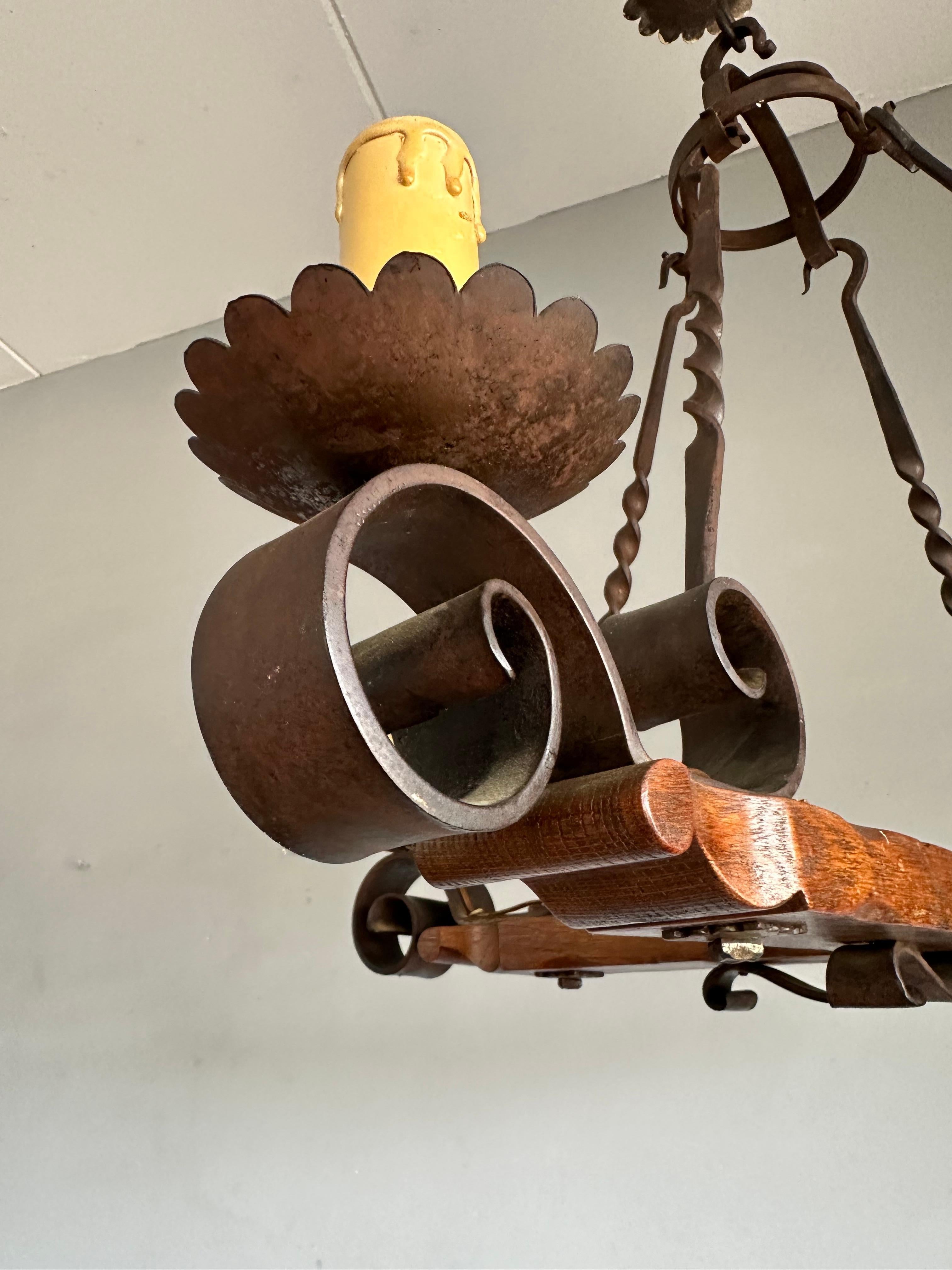 Lampadario a quattro luci di qualità Tudor Revival realizzato a mano in Oak e Ferro Battuto in vendita 8