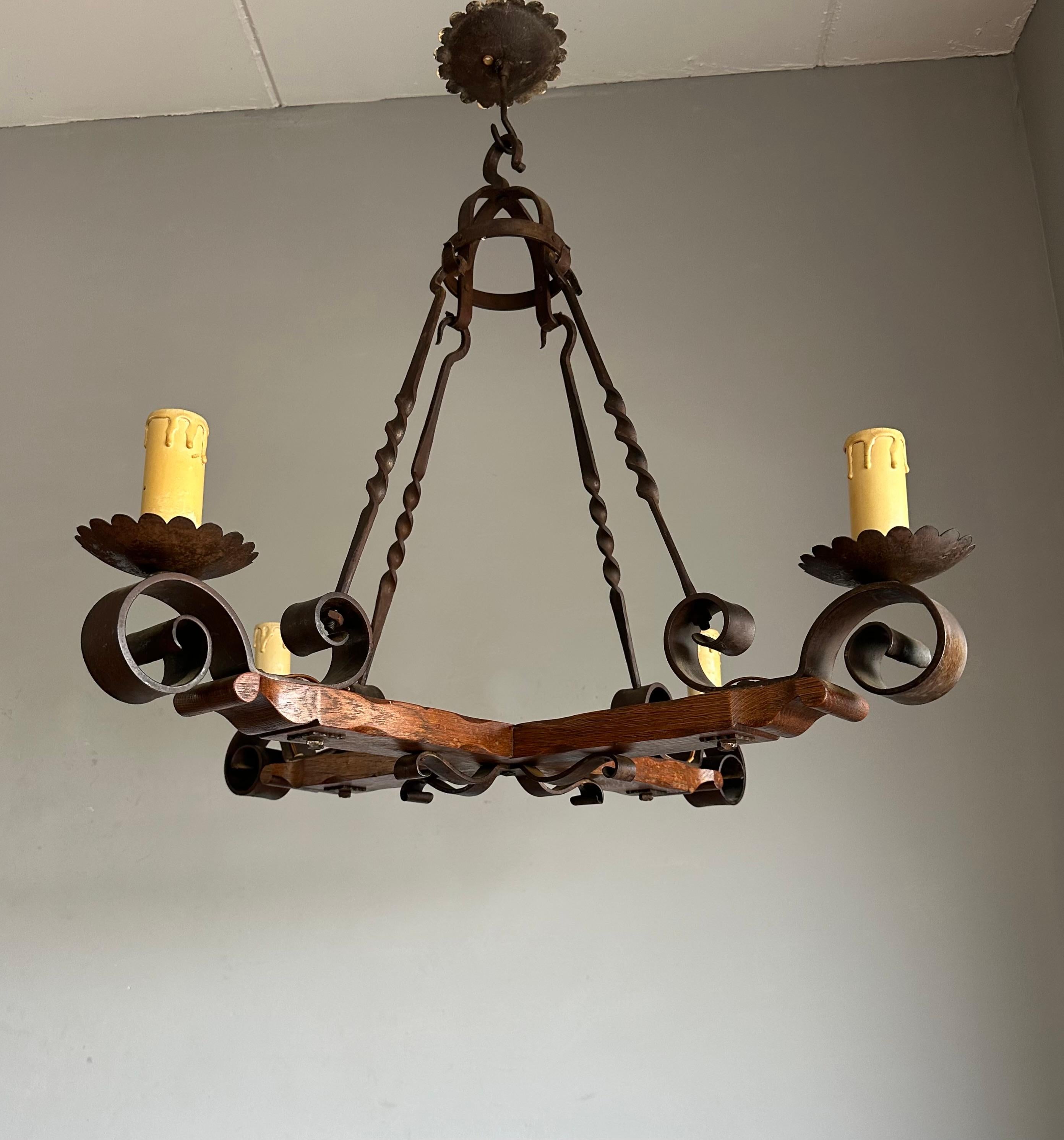 Lampadario a quattro luci di qualità Tudor Revival realizzato a mano in Oak e Ferro Battuto in vendita 9