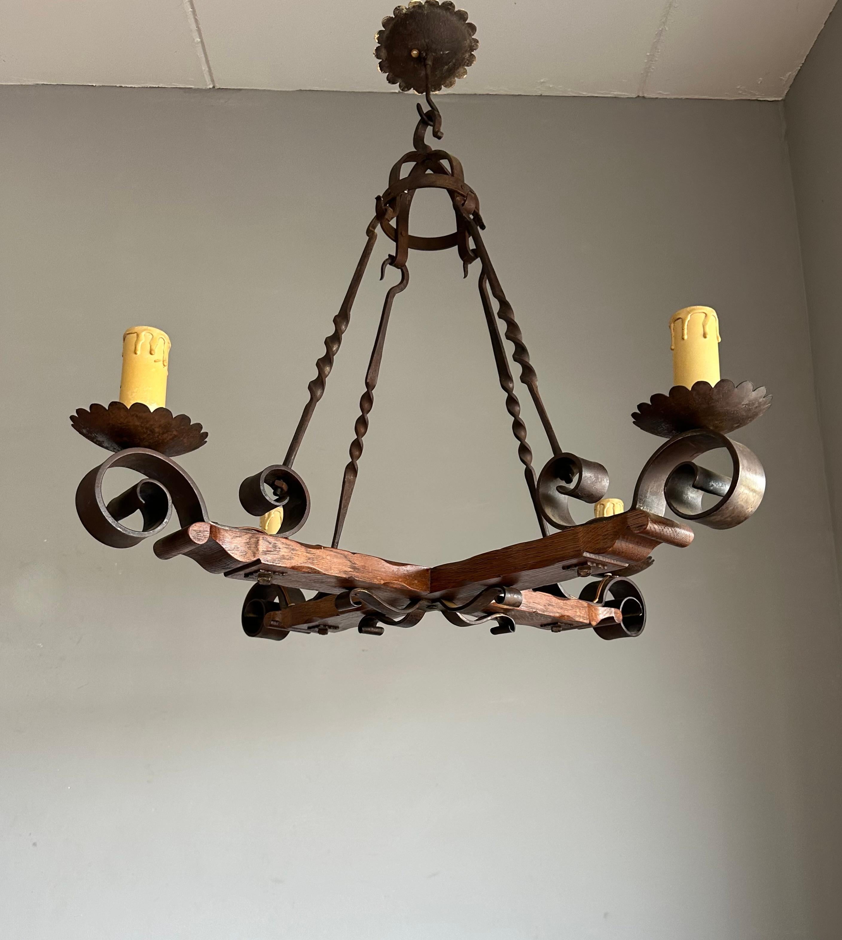 Lampadario a quattro luci di qualità Tudor Revival realizzato a mano in Oak e Ferro Battuto in vendita 10