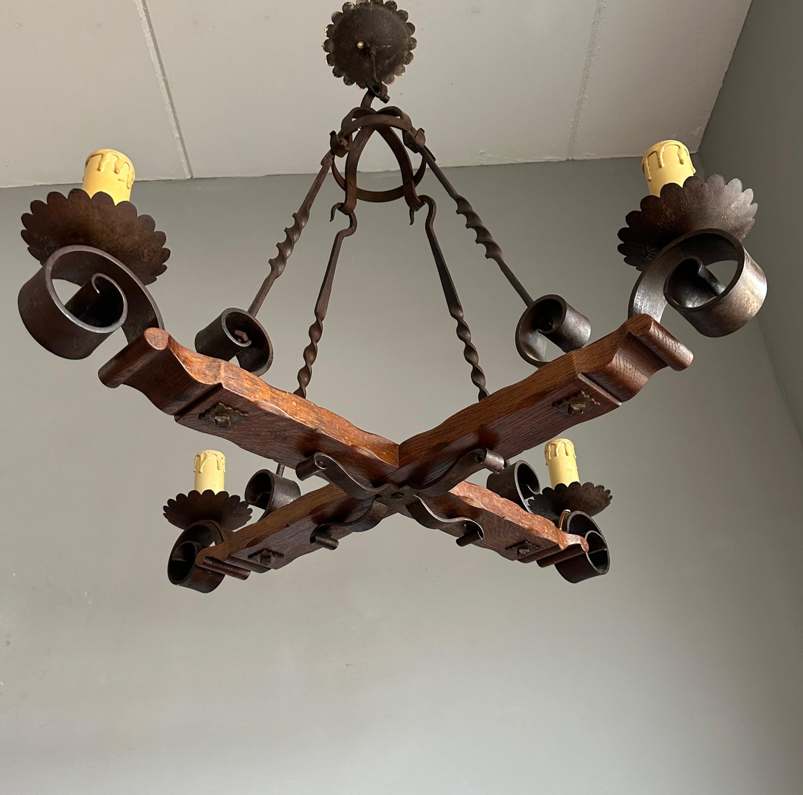 Lampadario a quattro luci di qualità Tudor Revival realizzato a mano in Oak e Ferro Battuto in vendita 11