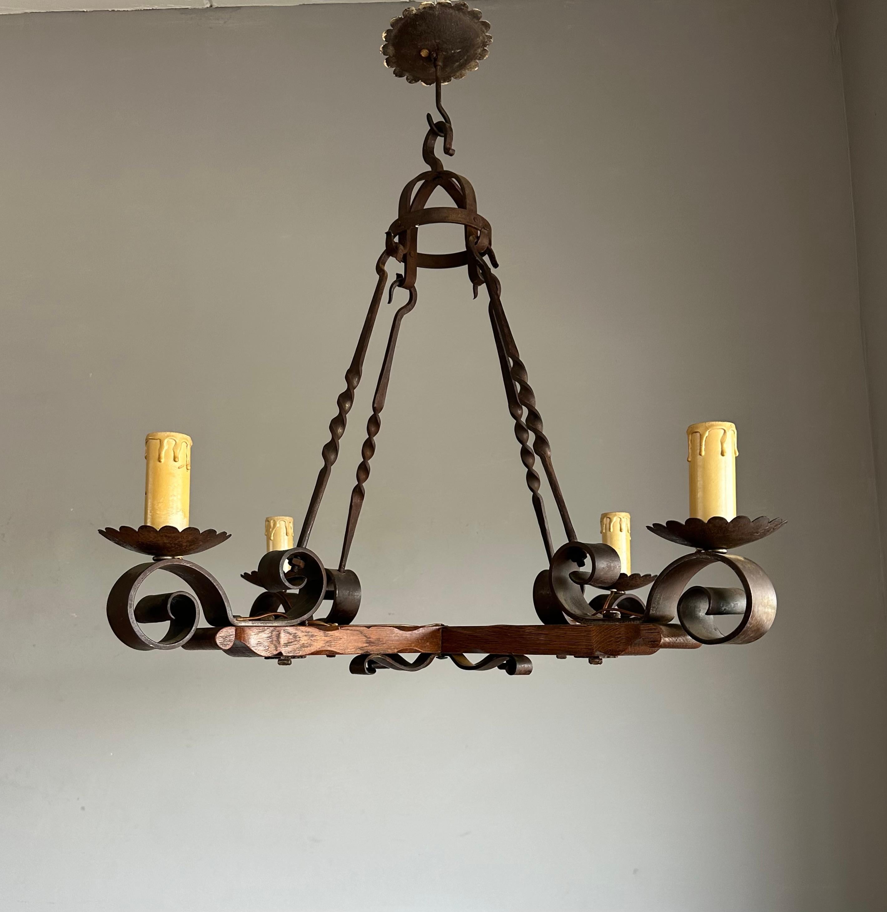 Lampadario a quattro luci di qualità Tudor Revival realizzato a mano in Oak e Ferro Battuto in vendita 12