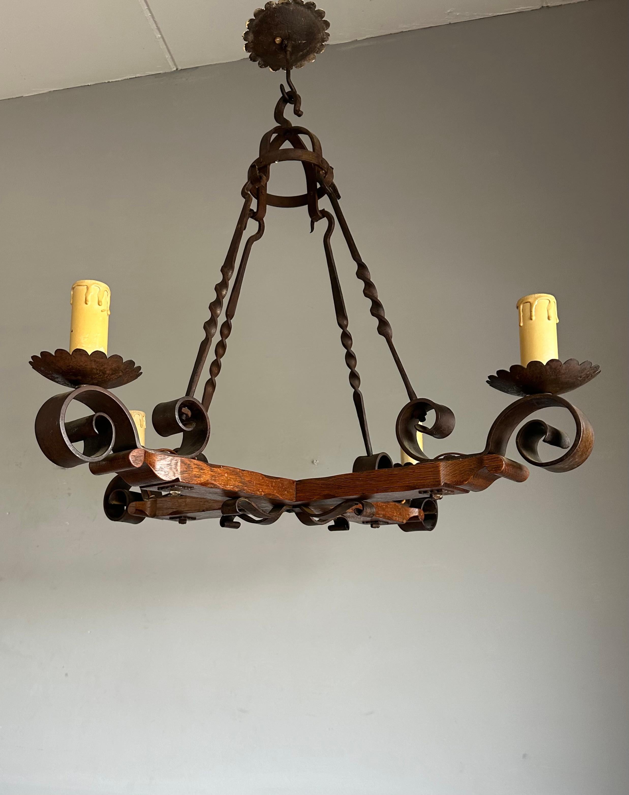 Splendida lampada a sospensione in legno di quercia e ferro battuto.

Questo lampadario dal design artistico e di grande qualità, risalente all'epoca dell'Arts and Crafts (ma in stile Tudor), è nelle migliori condizioni possibili. Il design di ogni
