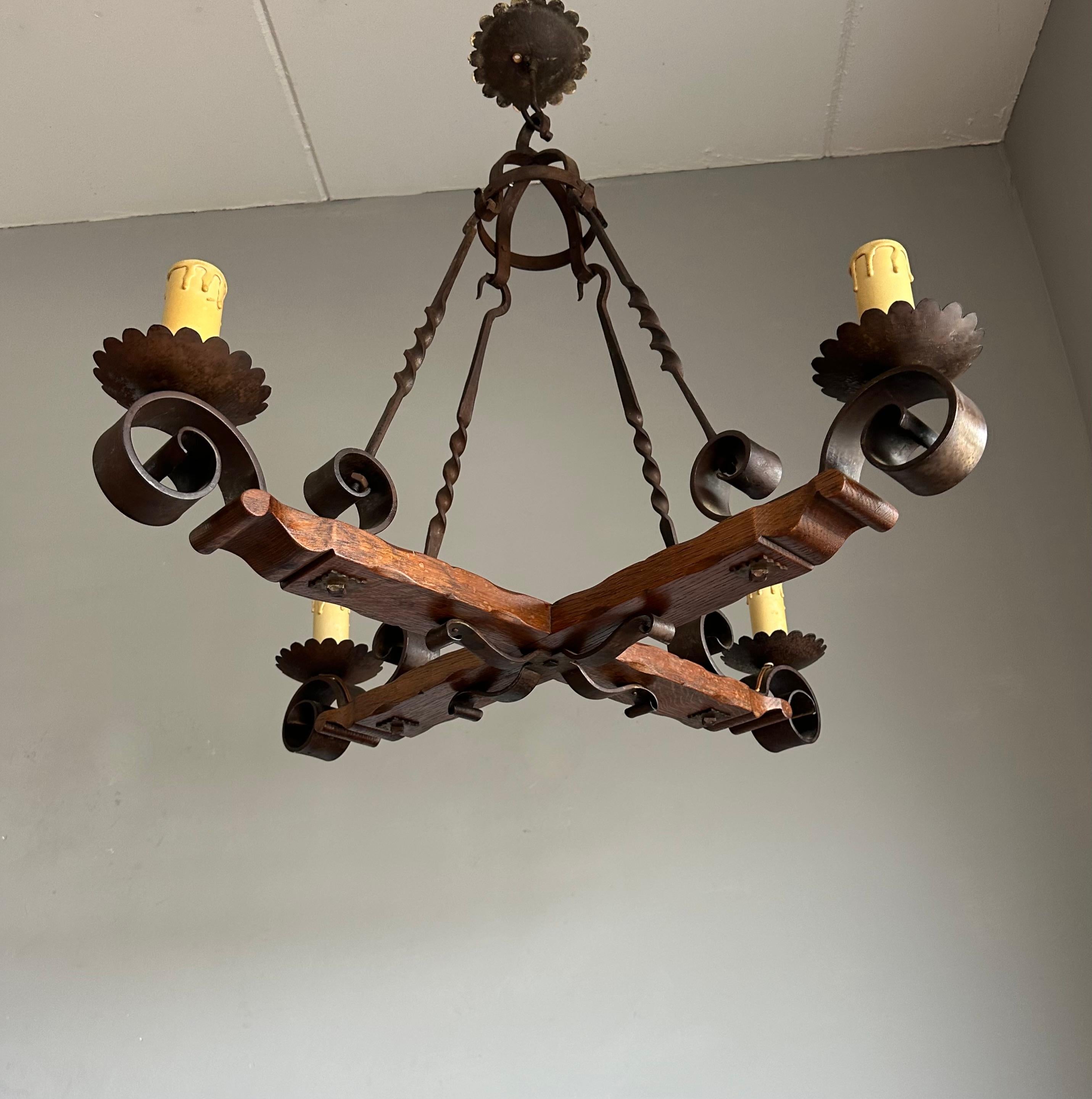 Europeo Lampadario a quattro luci di qualità Tudor Revival realizzato a mano in Oak e Ferro Battuto in vendita