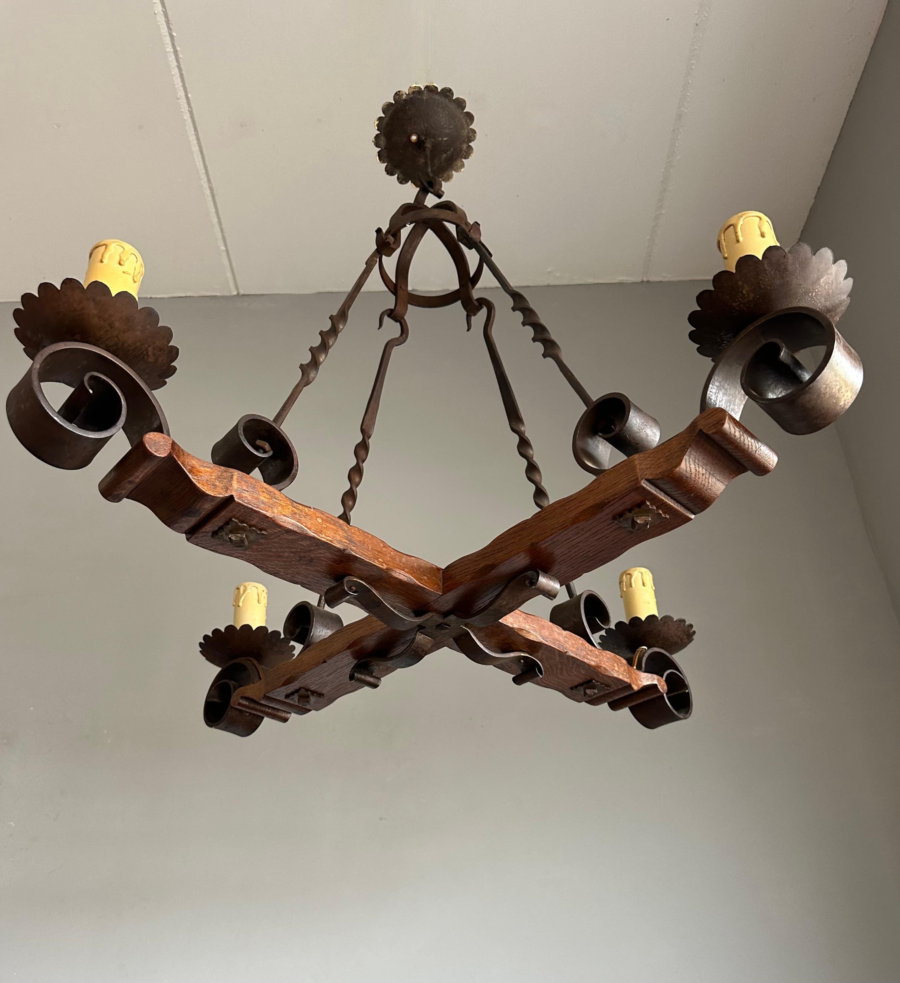 Forgiato Lampadario a quattro luci di qualità Tudor Revival realizzato a mano in Oak e Ferro Battuto in vendita