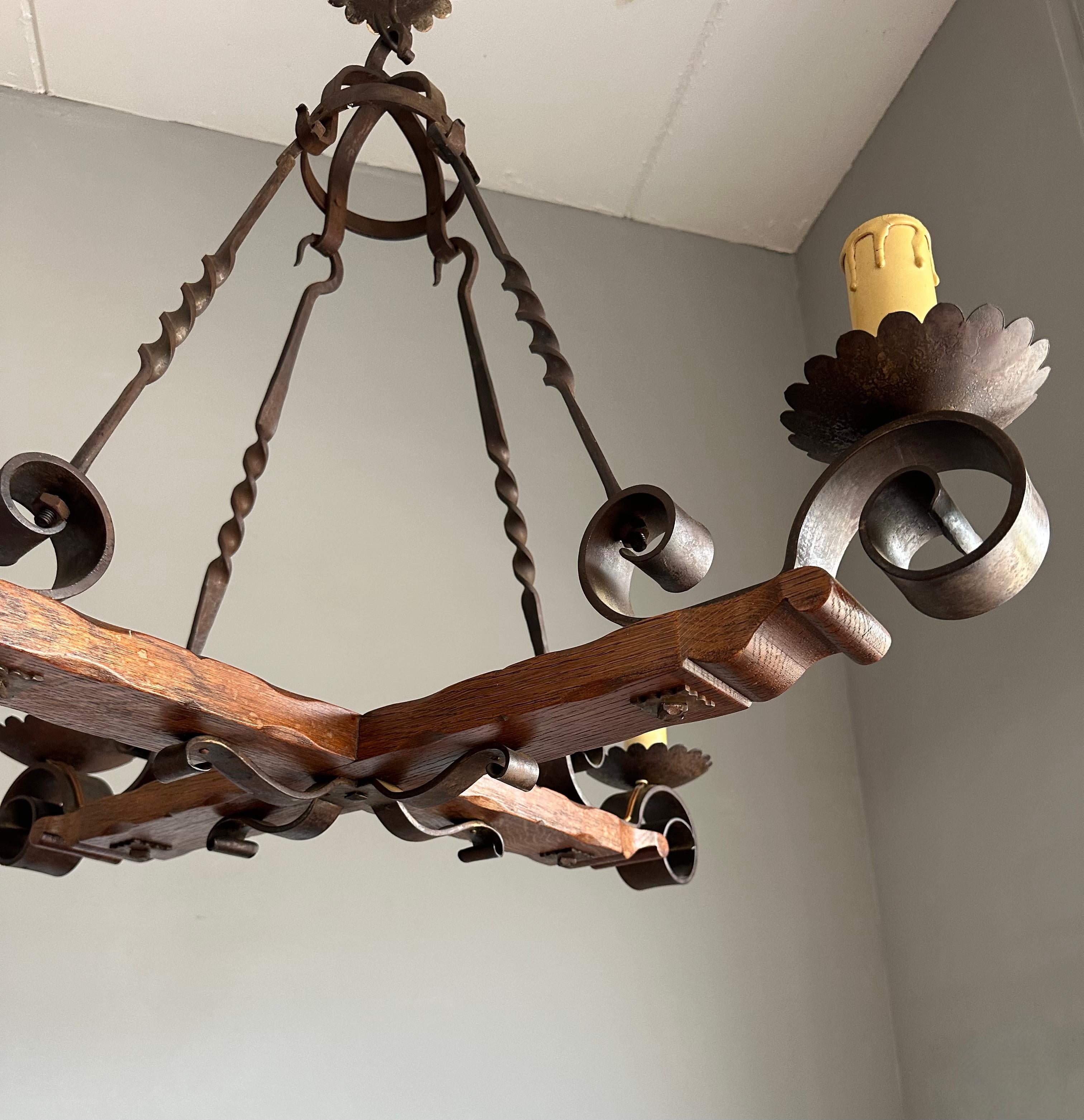 Lampadario a quattro luci di qualità Tudor Revival realizzato a mano in Oak e Ferro Battuto In condizioni buone in vendita a Lisse, NL