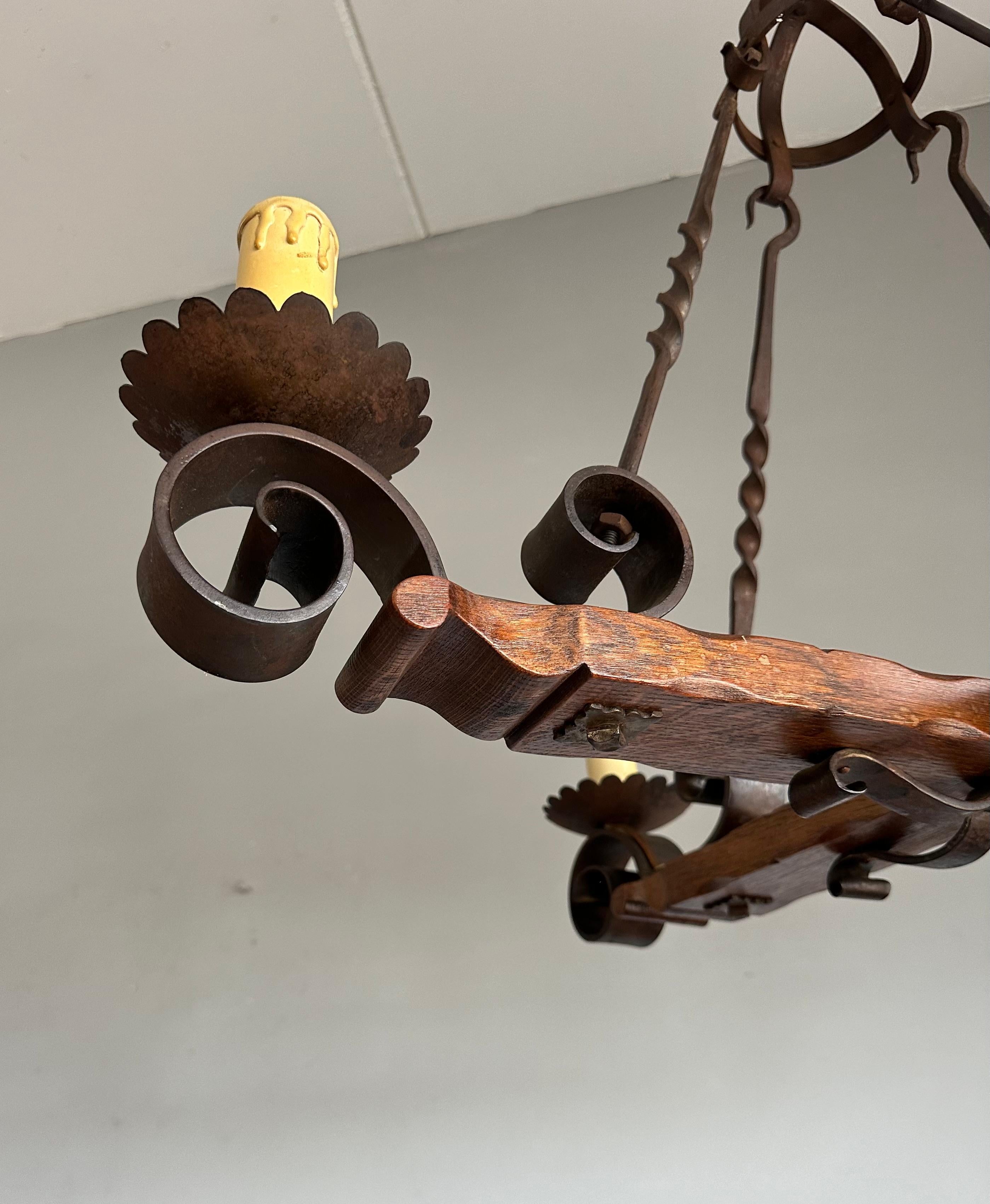 XX secolo Lampadario a quattro luci di qualità Tudor Revival realizzato a mano in Oak e Ferro Battuto in vendita