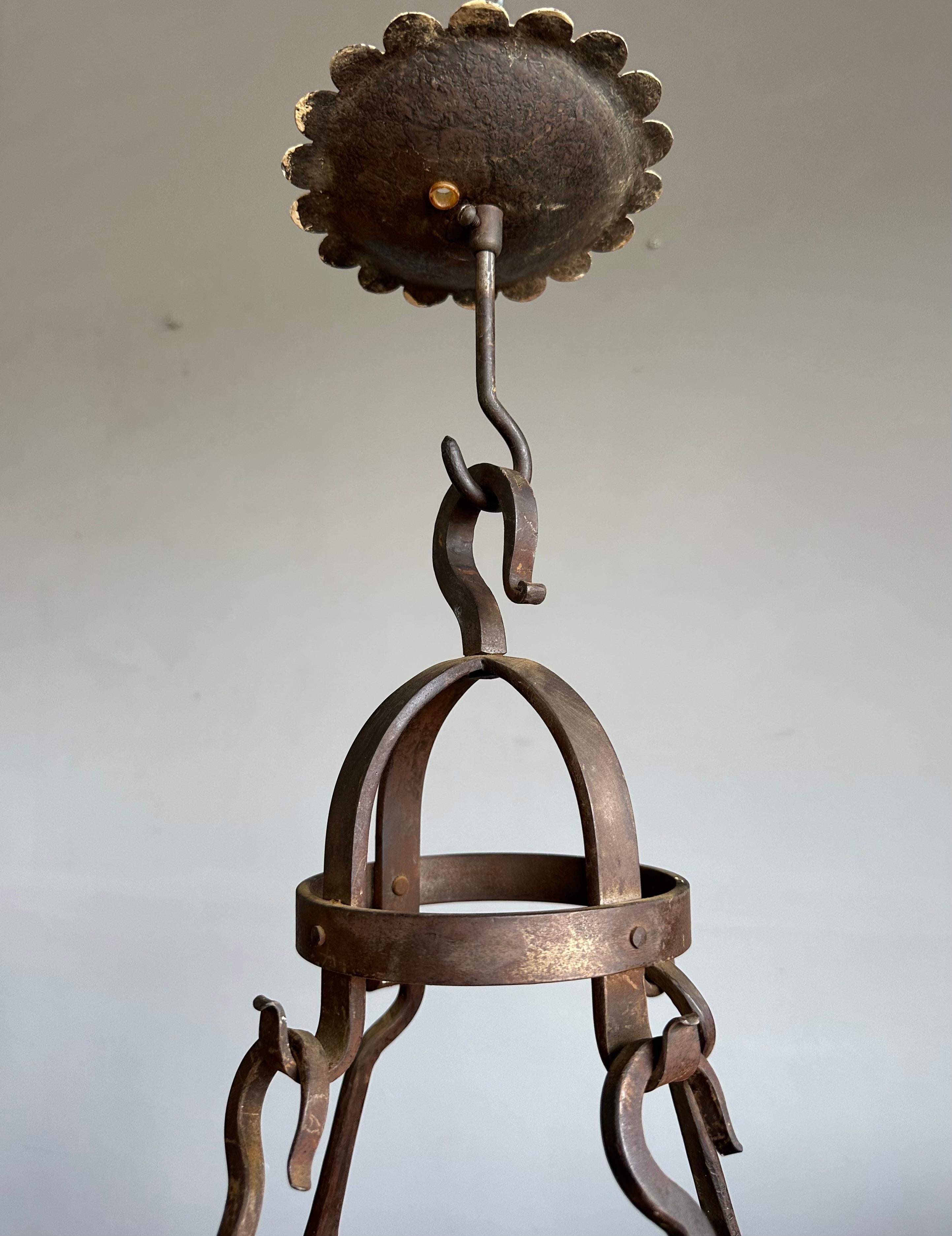 Ferro battuto Lampadario a quattro luci di qualità Tudor Revival realizzato a mano in Oak e Ferro Battuto in vendita