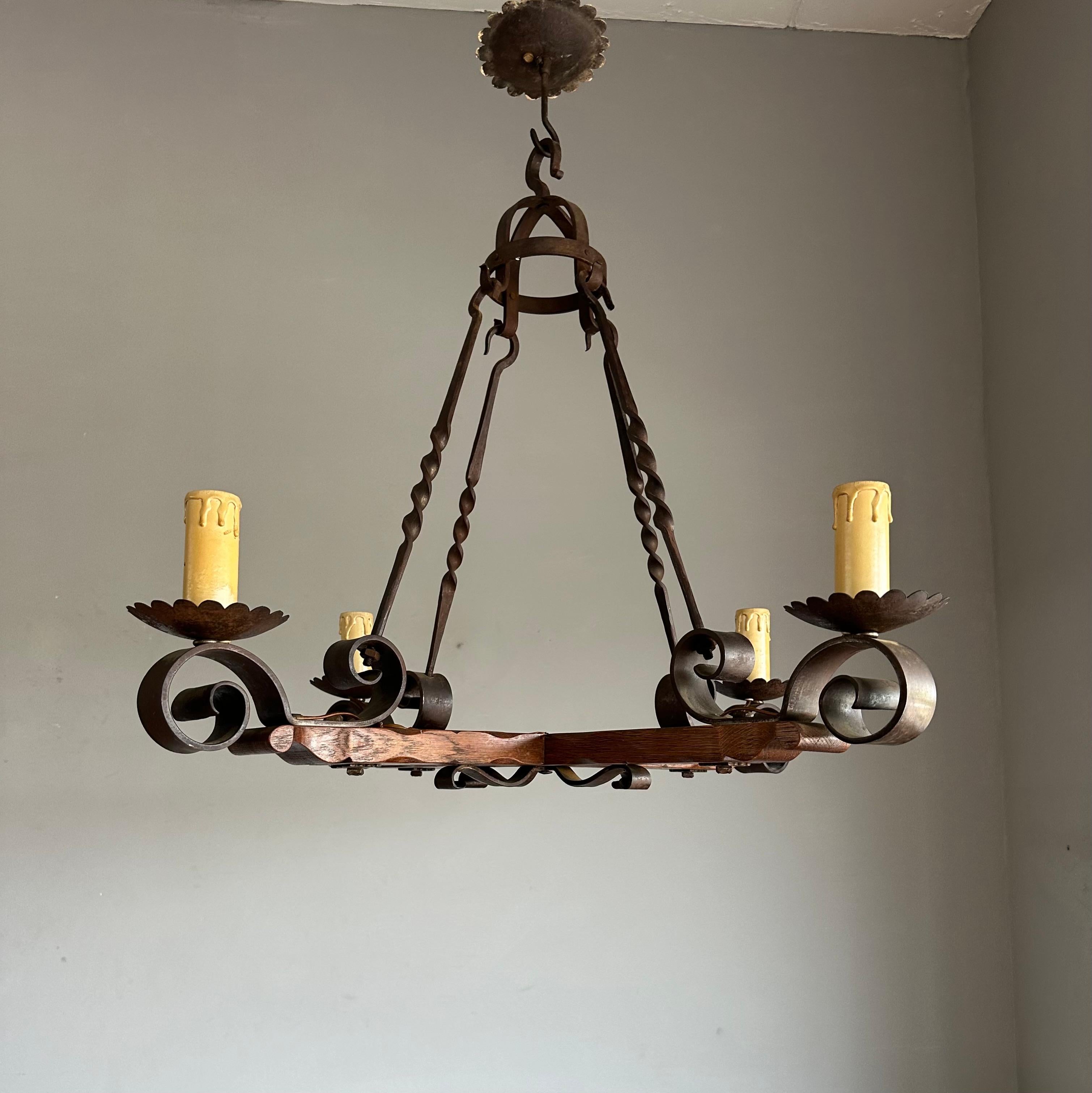 Lampadario a quattro luci di qualità Tudor Revival realizzato a mano in Oak e Ferro Battuto in vendita 1