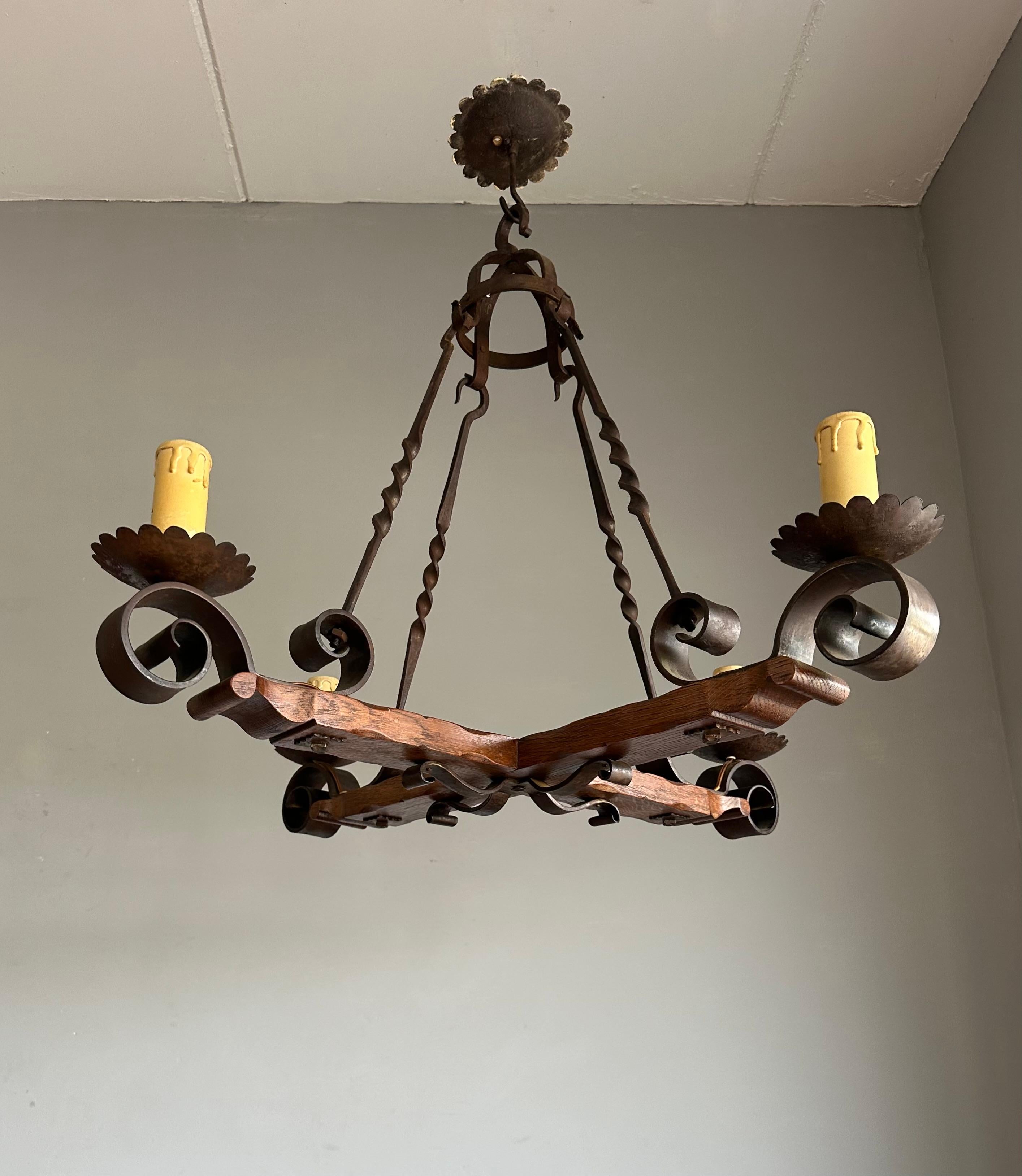 Lampadario a quattro luci di qualità Tudor Revival realizzato a mano in Oak e Ferro Battuto in vendita 2