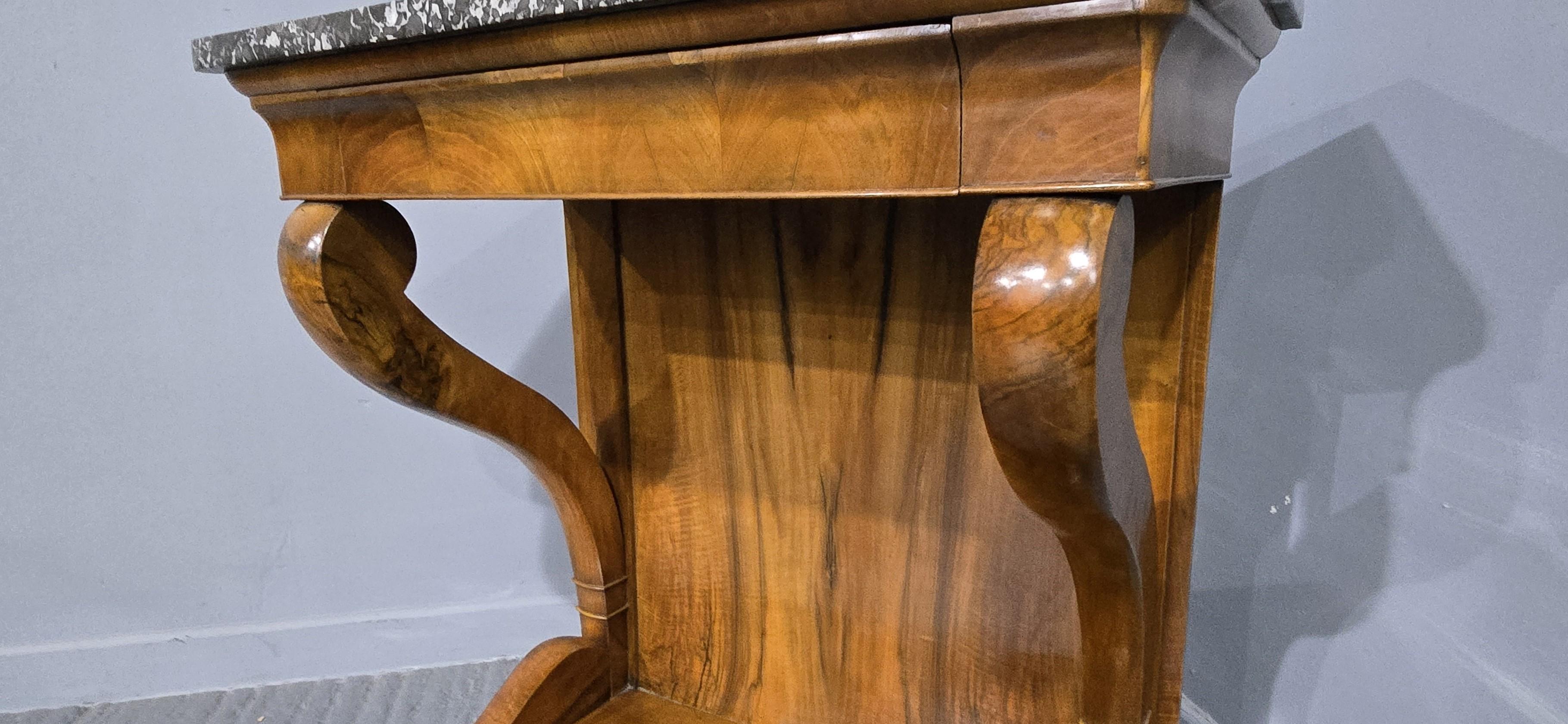 Top Quality Walnut Console Table In Excellent Condition For Sale In Swadlincote, GB