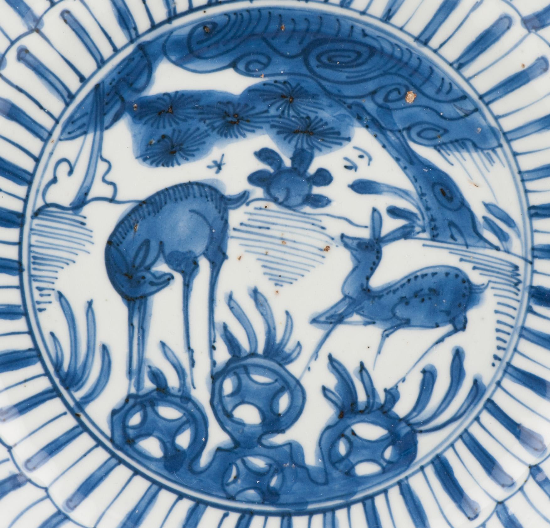 Une très belle assiette de kraak peinte et potée, d'un bleu cobalt très recherché ! Pièce étonnante avec une belle scène de cerfs dans un paysage.
Des objets en kraak d'une qualité irréprochable


Condit
quelques piqûres/frites sur la jante
