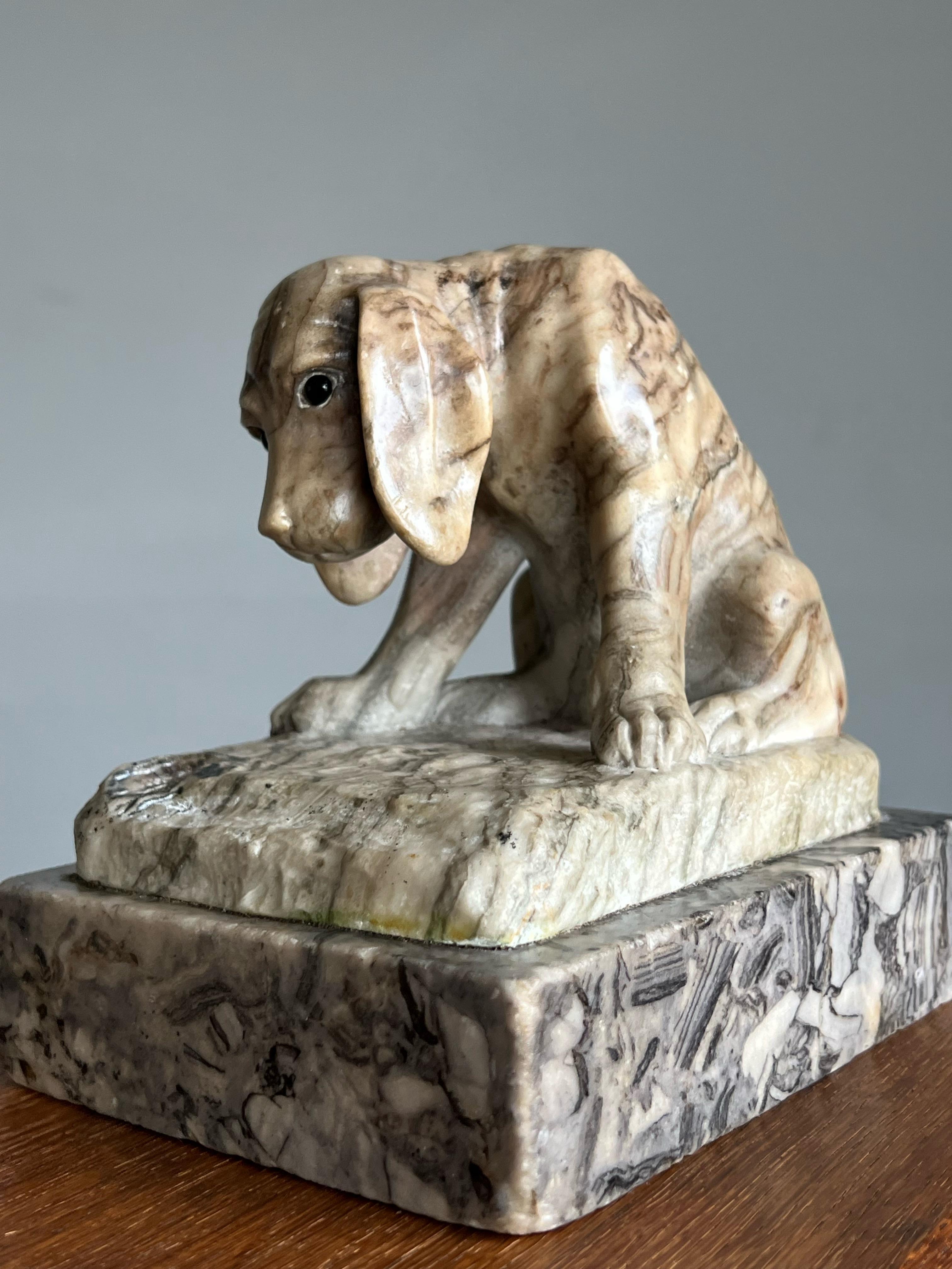 Antike signierte Alabaster-Puppy-Skulptur von Ernst Beck, hervorragende Verarbeitung (Poliert) im Angebot