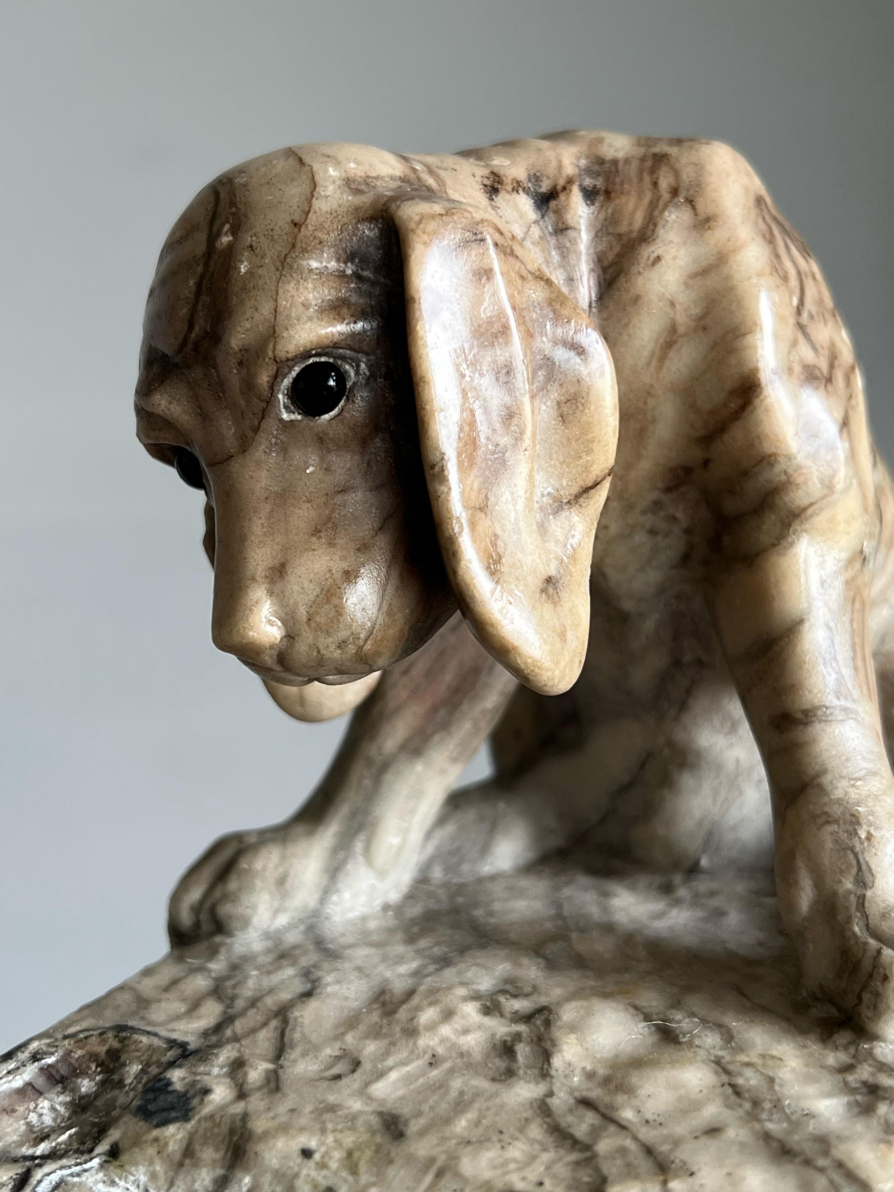 Antike signierte Alabaster-Puppy-Skulptur von Ernst Beck, hervorragende Verarbeitung im Zustand „Gut“ im Angebot in Lisse, NL
