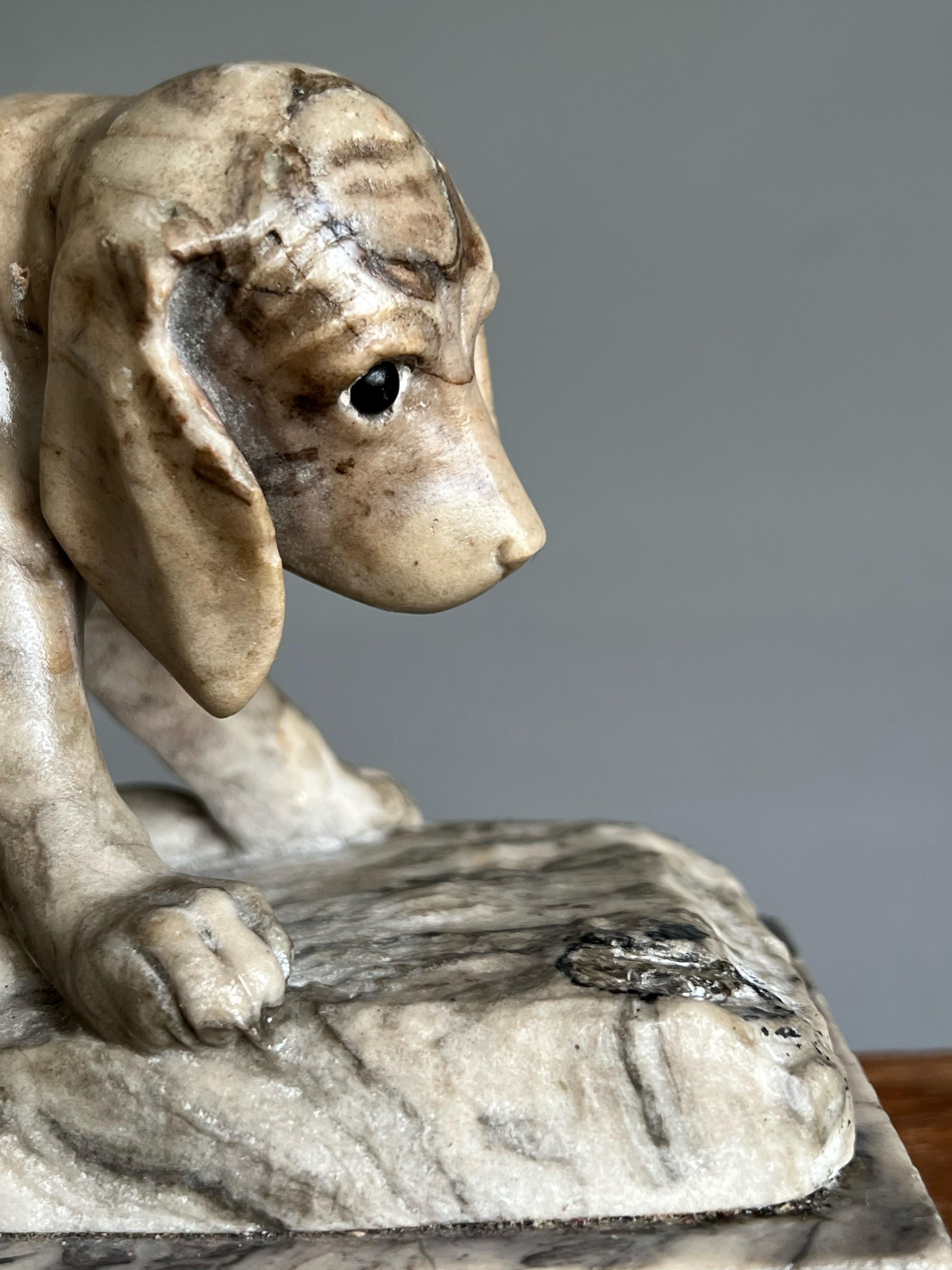 Antike signierte Alabaster-Puppy-Skulptur von Ernst Beck, hervorragende Verarbeitung (20. Jahrhundert) im Angebot