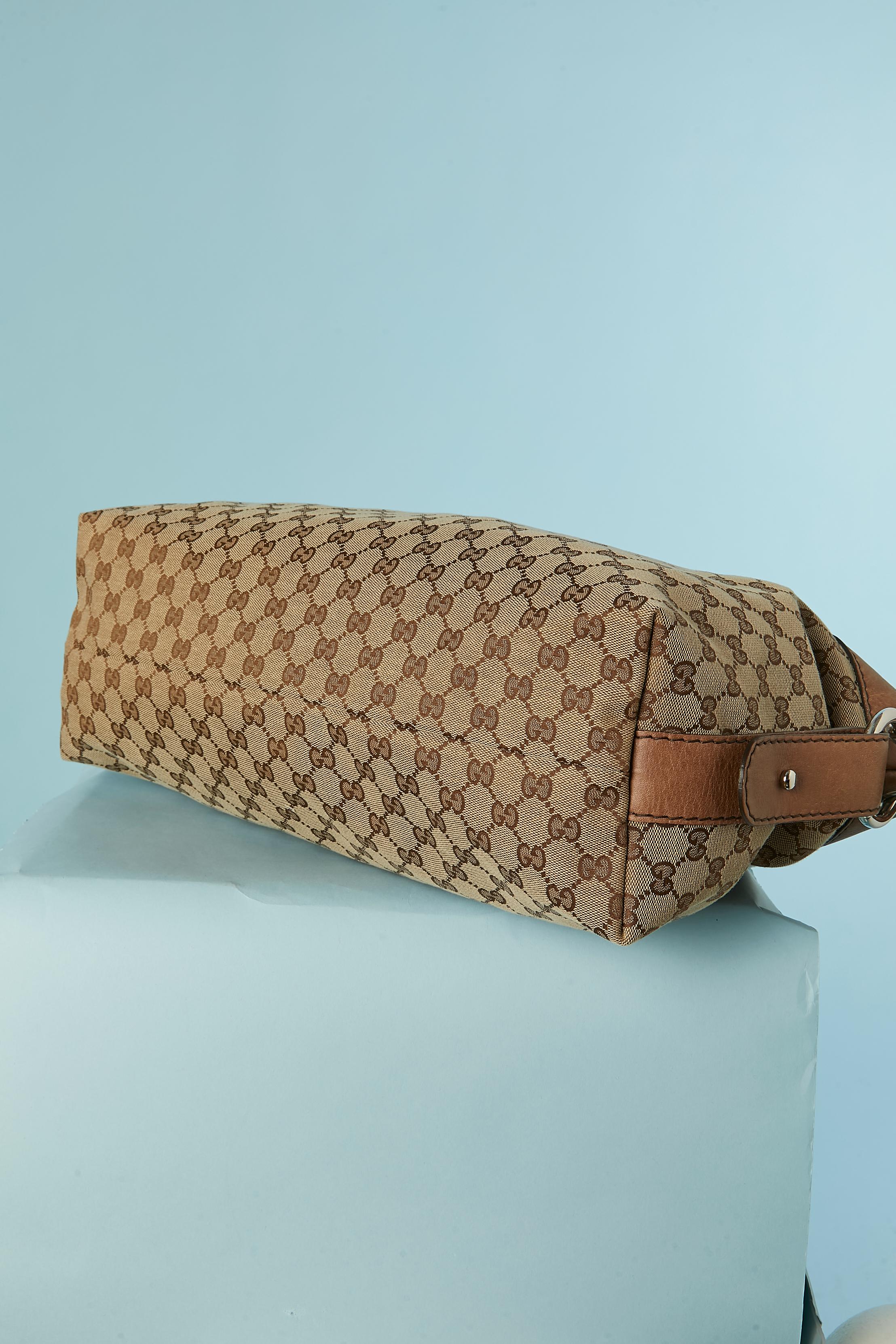 Sac à bandoulière Gucci avec monogramme canevas et poignée supérieure en cuir en vente 1