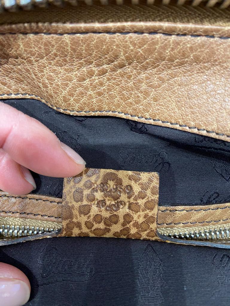 Sac à bandoulière Gucci avec monogramme canevas et poignée supérieure en cuir en vente 2