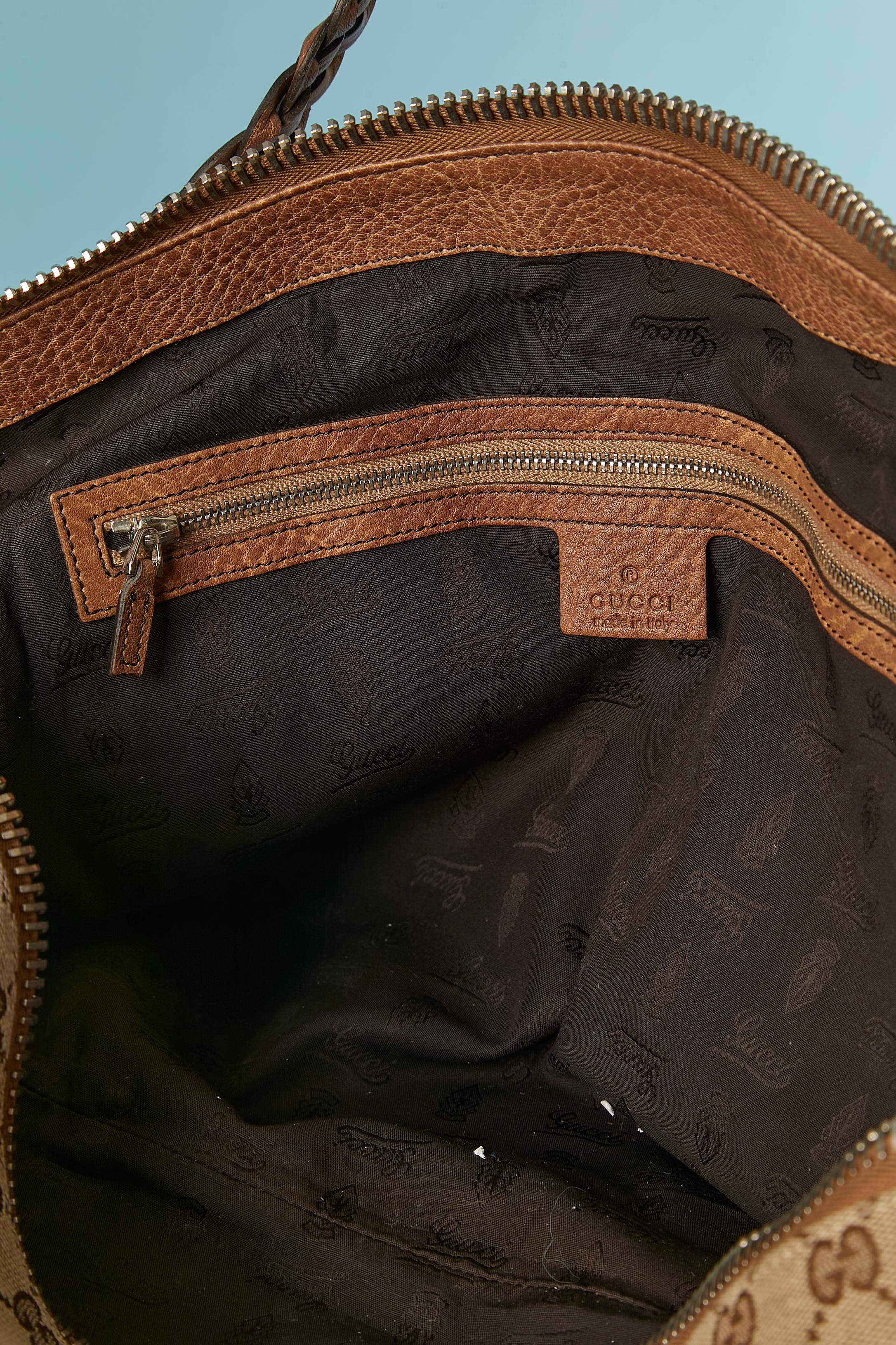 Sac à bandoulière Gucci avec monogramme canevas et poignée supérieure en cuir en vente 3