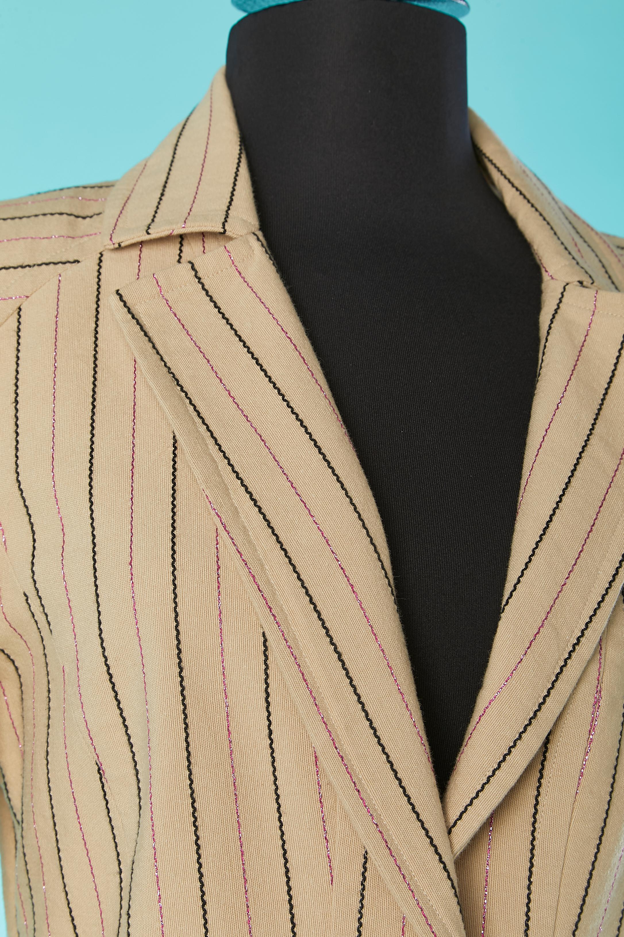 Black thread and pink lurex top-stitched striped single breasted blazer. Main fabric composition: 98% cotton, 2% polyester. Lining: 67% polyester, 33% cotton. Sleeves lining: 58% acetate, 42% rayon. Mother-of-shell's button.
SIZE 40 (Fr) 10 (US) 