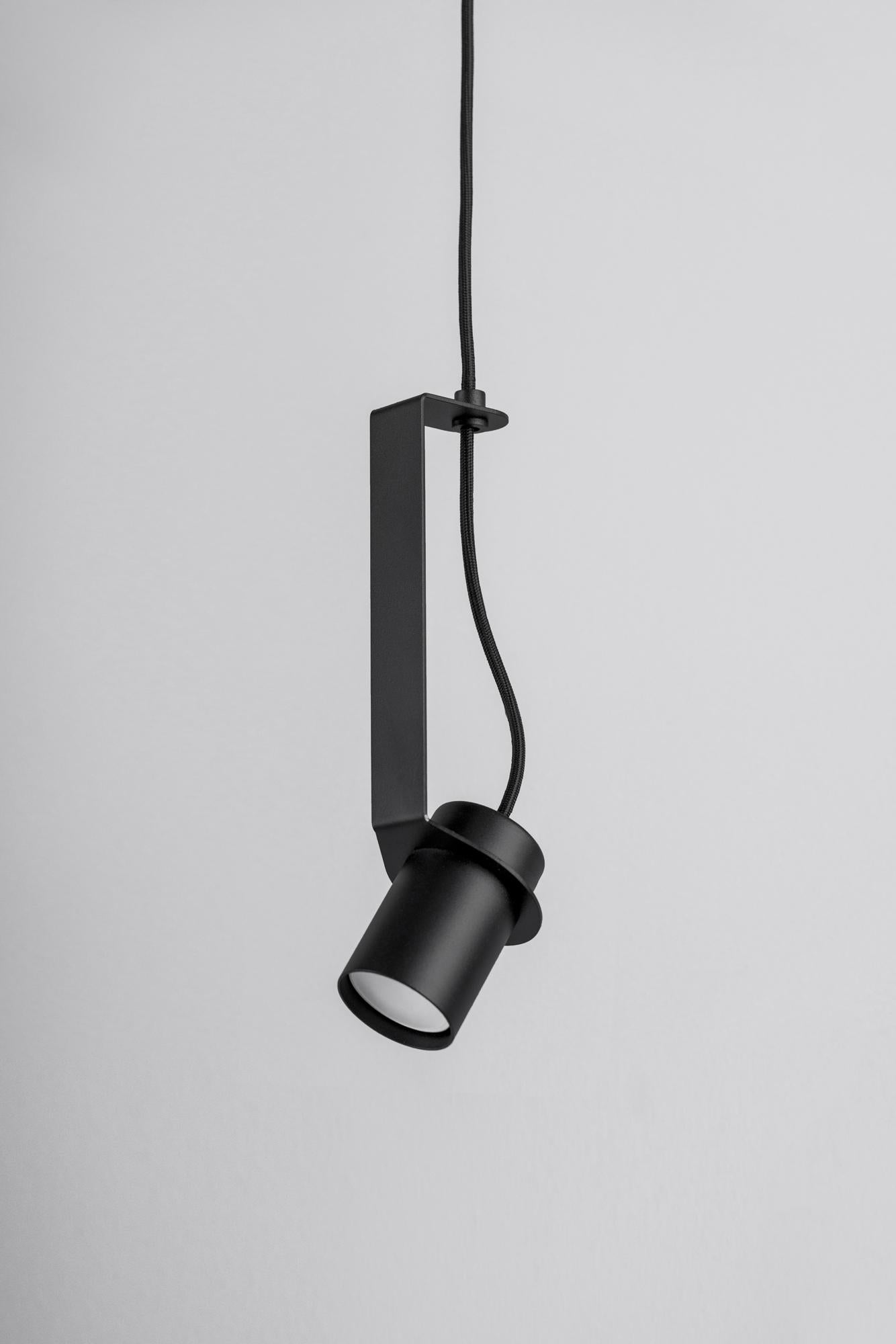 Lampada a sospensione nera Top Top 125 di +kouple
Dimensioni: P 9,5 x L 7,2 x H 27,3 cm. 
Materiali: Acciaio verniciato a polvere.

Disponibile in diverse opzioni di colore. La lunghezza del cavo in PVC è di 200 cm. Contattateci.

Tutte le nostre