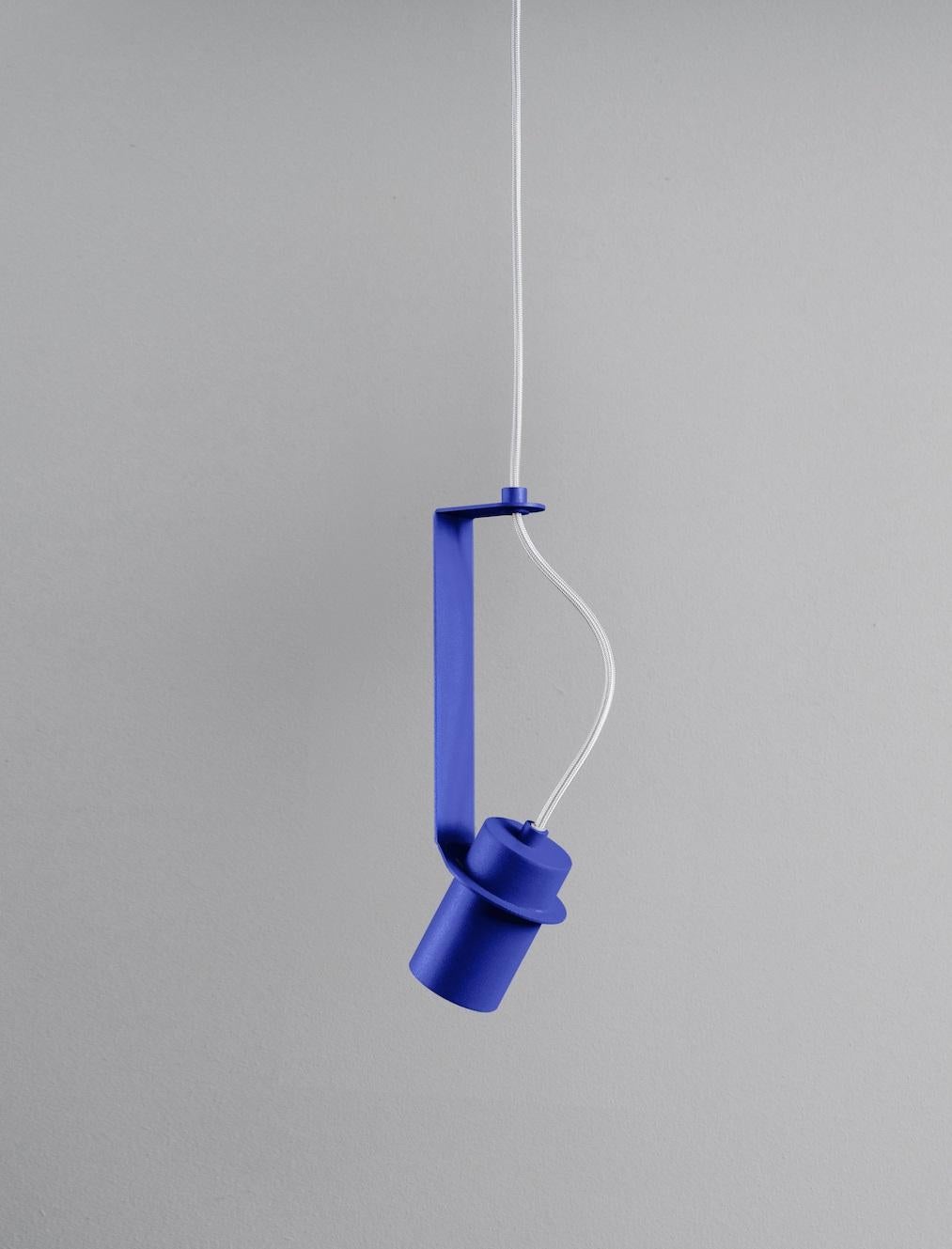Top Top 125 Lampada a sospensione Ultra Blue di +kouple
Dimensioni: P 9,5 x L 7,2 x H 27,3 cm. 
Materiali: Acciaio verniciato a polvere.

Disponibile in diverse opzioni di colore. La lunghezza del cavo in PVC è di 200 cm. Contattateci.

Tutte le