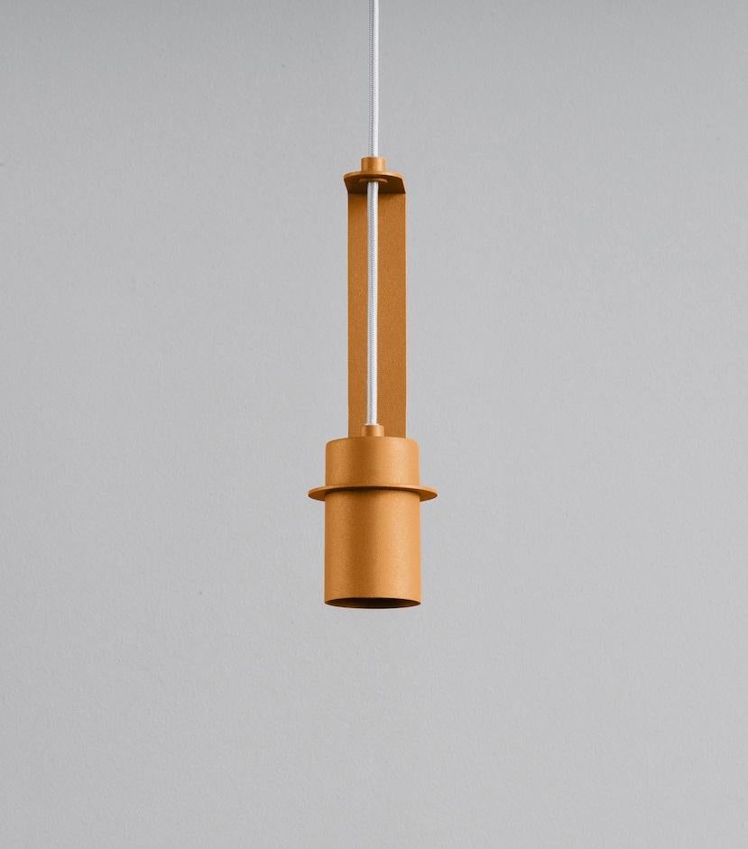 Top Top 90 Lampada a sospensione Almond di +kouple
Dimensioni: P 7,8 x L 7,2 x H 24,4 cm. 
Materiali: Acciaio verniciato a polvere.

Disponibile in diverse opzioni di colore. La lunghezza del cavo in PVC è di 200 cm. Contattateci.

Tutte le nostre