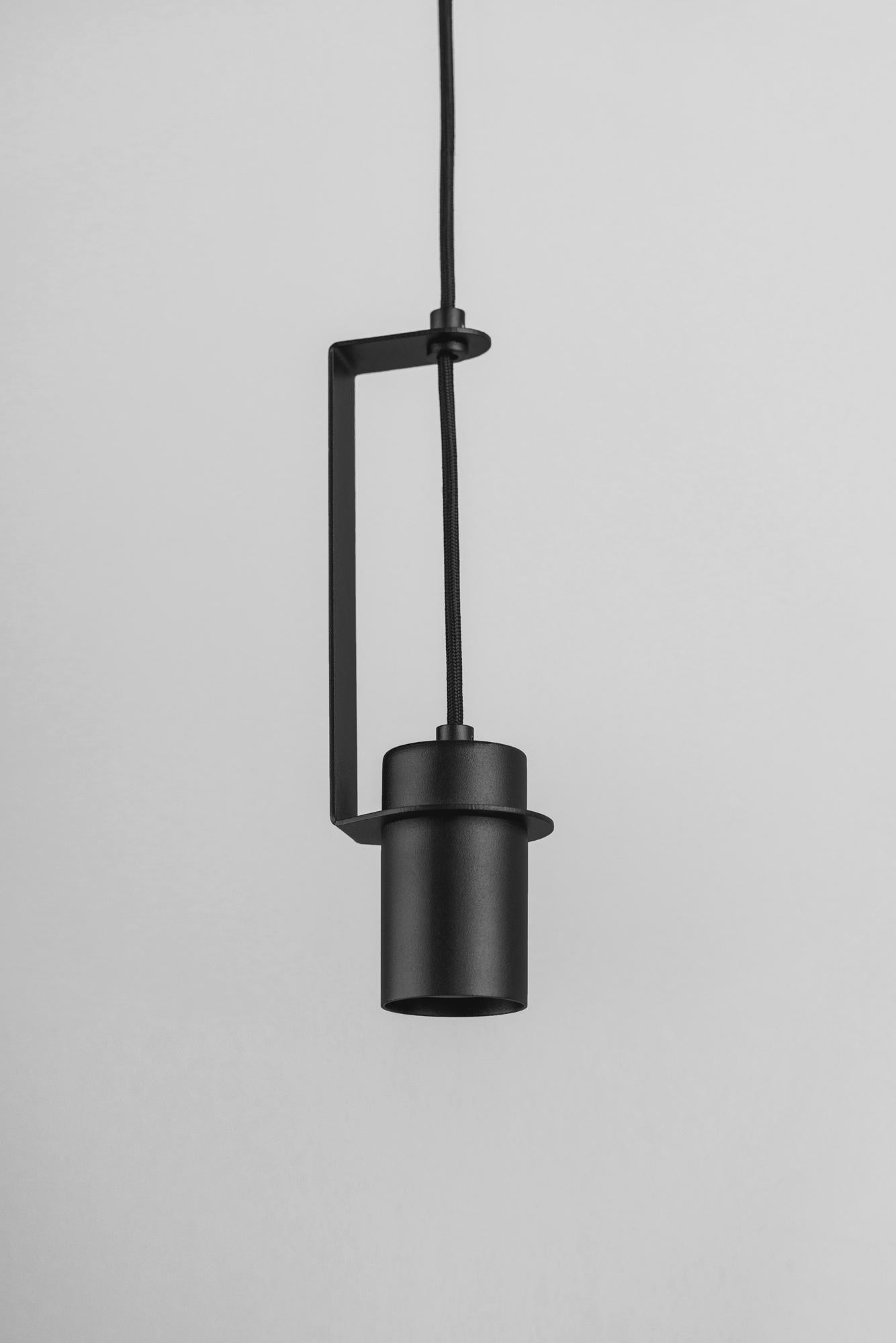 Lampada a sospensione nera Top Top 90 di +kouple
Dimensioni: P 7,8 x L 7,2 x H 24,4 cm. 
Materiali: Acciaio verniciato a polvere.

Disponibile in diverse opzioni di colore. La lunghezza del cavo in PVC è di 200 cm. Contattateci.

Tutte le nostre
