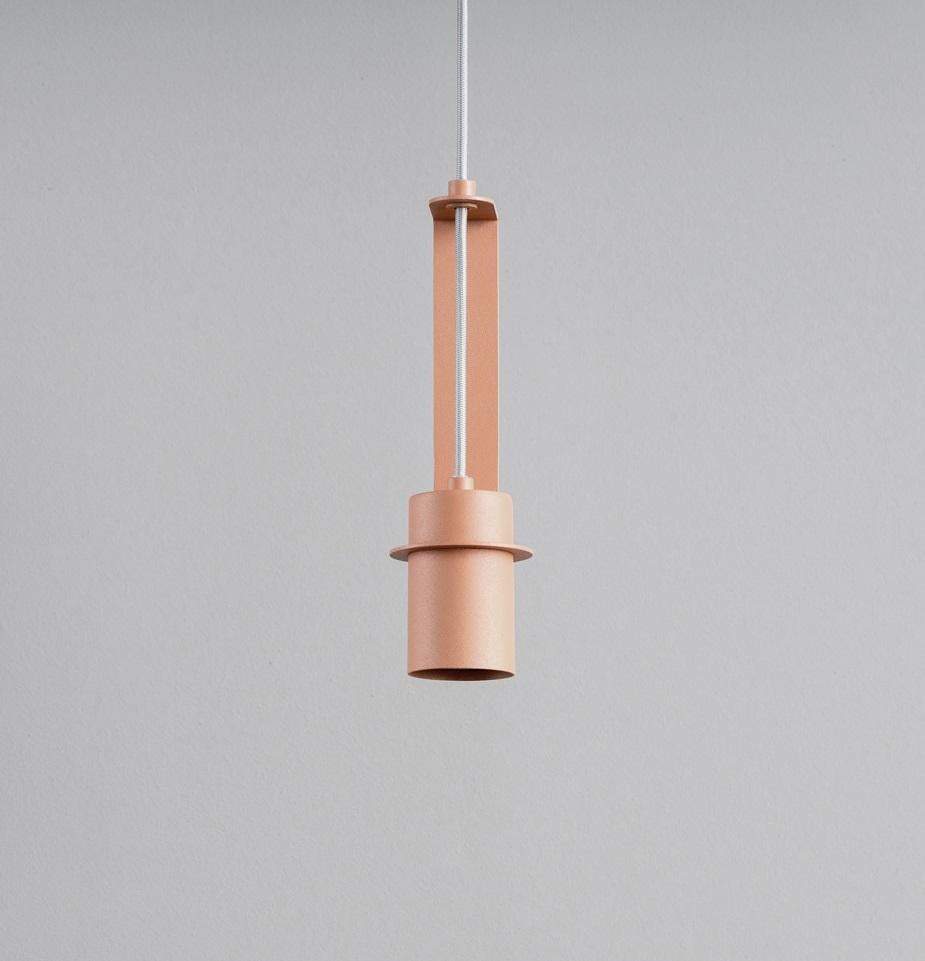 Top Top 90 Lampada a sospensione in corallo di +kouple
Dimensioni: P 7,8 x L 7,2 x H 24,4 cm. 
Materiali: Acciaio verniciato a polvere.

Disponibile in diverse opzioni di colore. La lunghezza del cavo in PVC è di 200 cm. Contattateci.

Tutte le