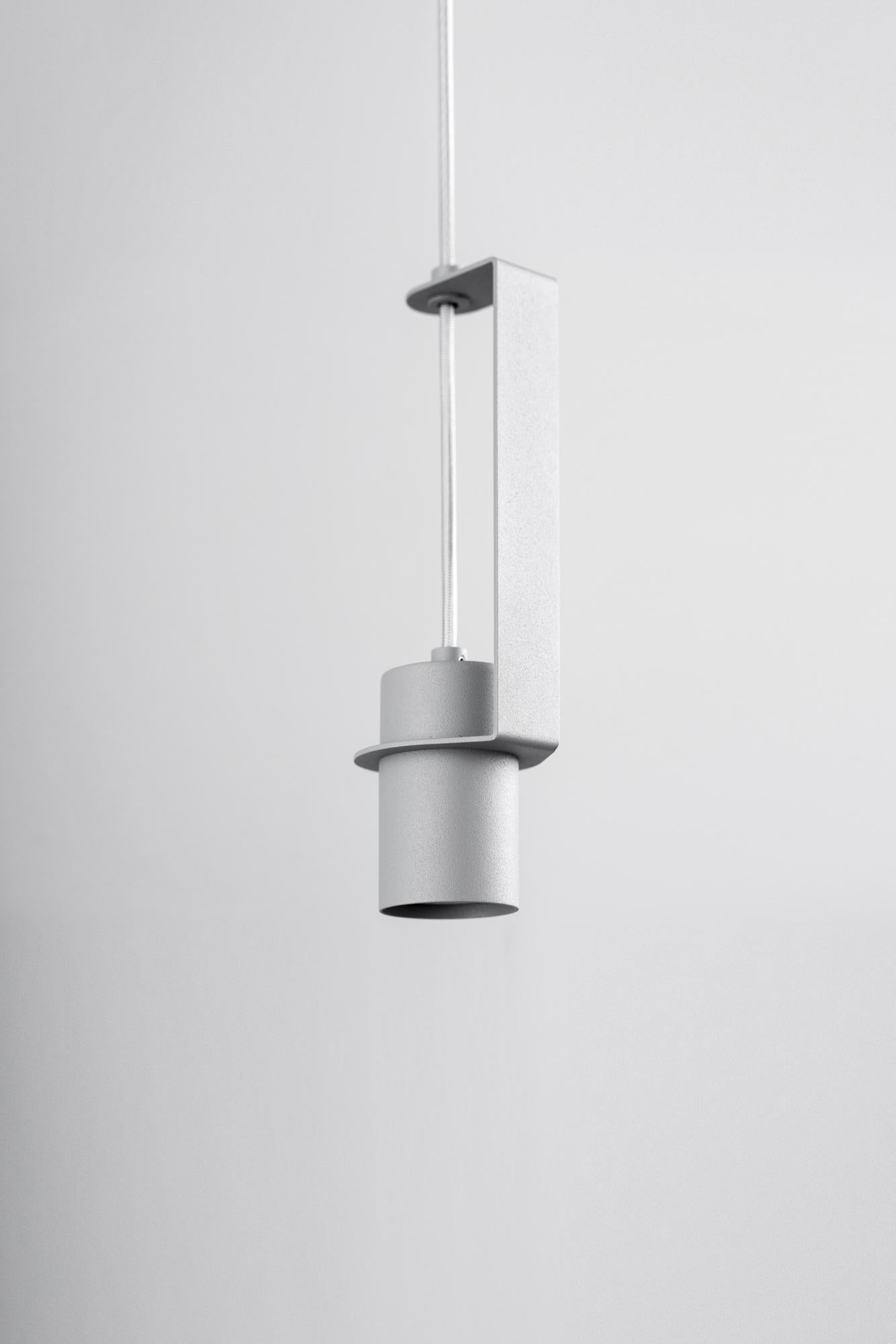 Lampada a sospensione nera Top Top 90 di +kouple
Dimensioni: P 7,8 x L 7,2 x H 24,4 cm. 
Materiali: Acciaio verniciato a polvere.

Disponibile in diverse opzioni di colore. La lunghezza del cavo in PVC è di 200 cm. Contattateci.

Tutte le nostre