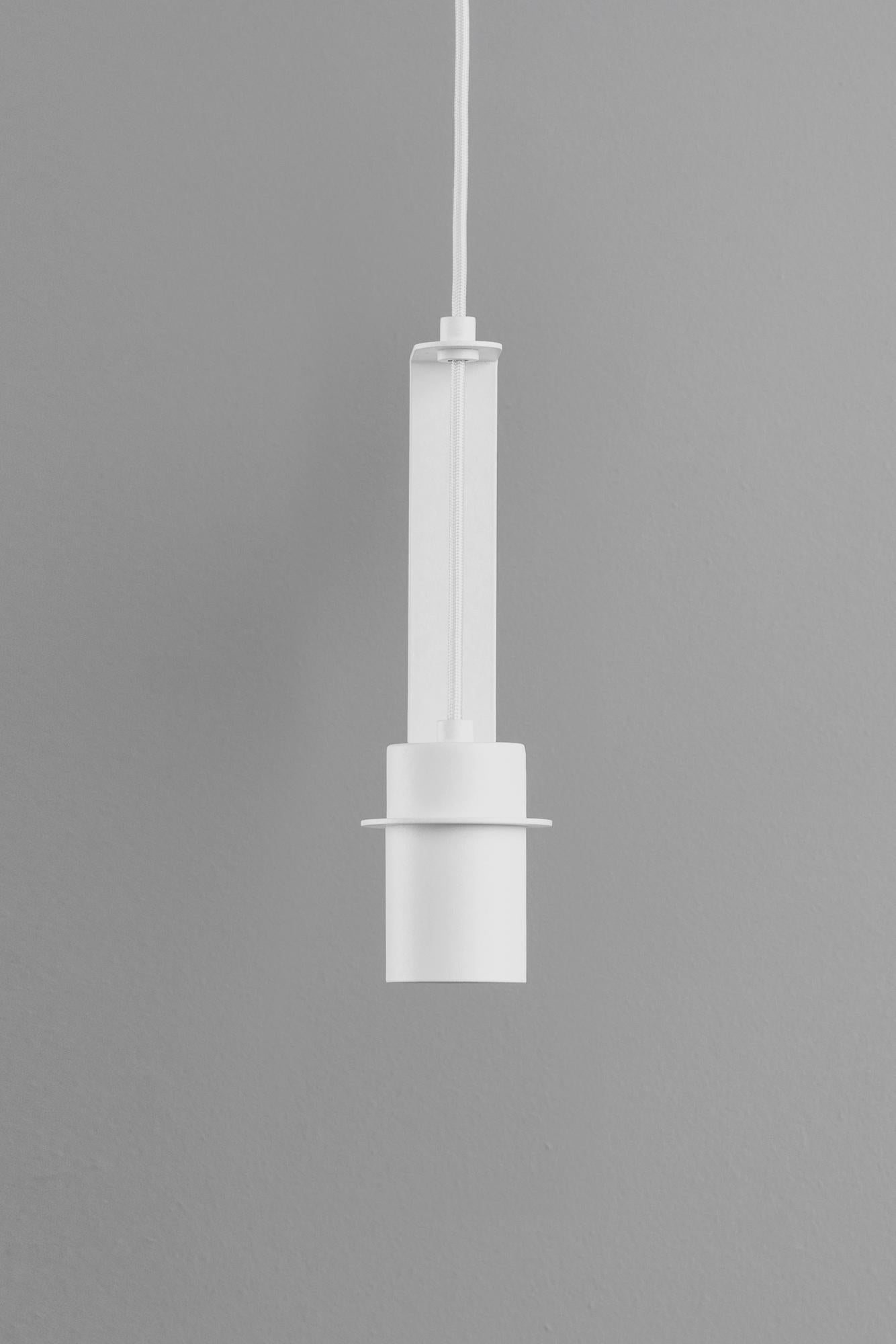 Lampada a sospensione nera Top Top 90 di +kouple
Dimensioni: P 7,8 x L 7,2 x H 24,4 cm. 
Materiali: Acciaio verniciato a polvere.

Disponibile in diverse opzioni di colore. La lunghezza del cavo in PVC è di 200 cm. Contattateci.

Tutte le nostre