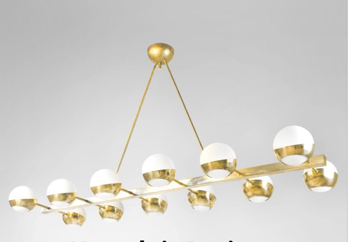 Top Vintage Lampadario Gold in ottone a 12 luci 

Importante, raffinato ed elegantissimo 

Integro e funzionante con coppe satinate bianche opache 

