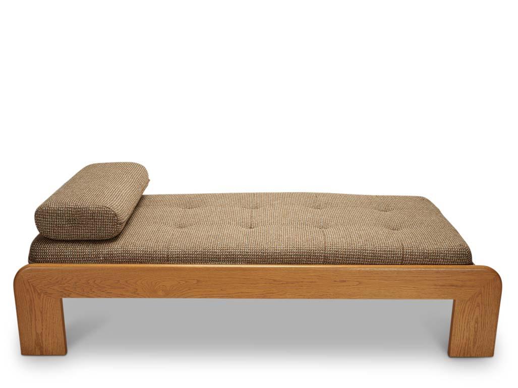 Il letto da giorno Topa è caratterizzato da una struttura rotonda realizzata a mano in noce americano o quercia bianca. Il lettino da giorno è dotato di un cuscino a bolster sciolto. 

 La collezione Lawson-Fenning è progettata e realizzata a mano a