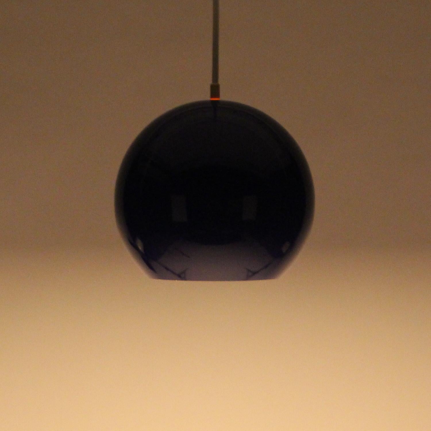 Topan, blue pendant by Verner Panton in 1967, produced by Louis Poulsen - beautiful blue ball shaped hanging lamp - vintage edition.

A charming blue metal pendant light, shaped like a ball with its bottom cut off. This, combined with its white